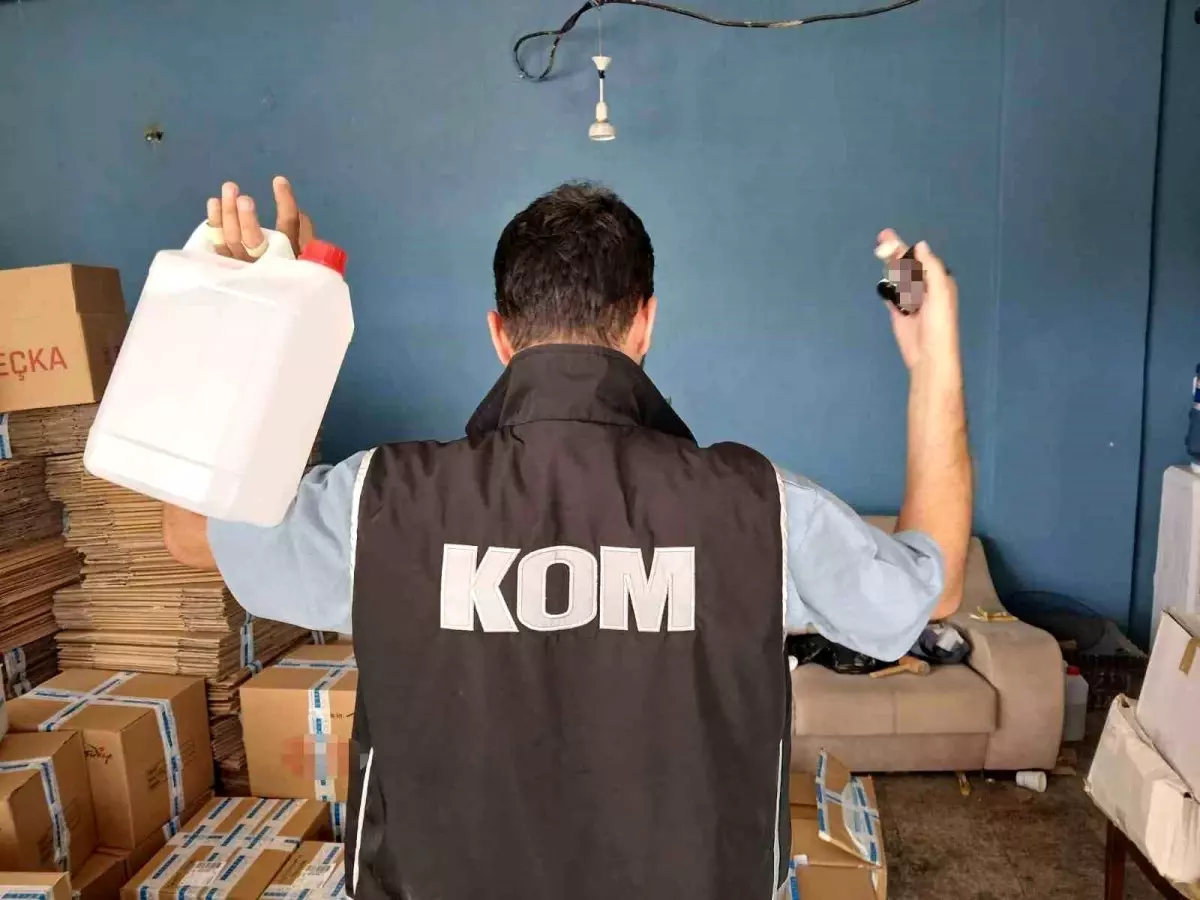 İzmir’de 5,8 Ton Taklit Etiketli Etil Alkol Ele Geçirildi