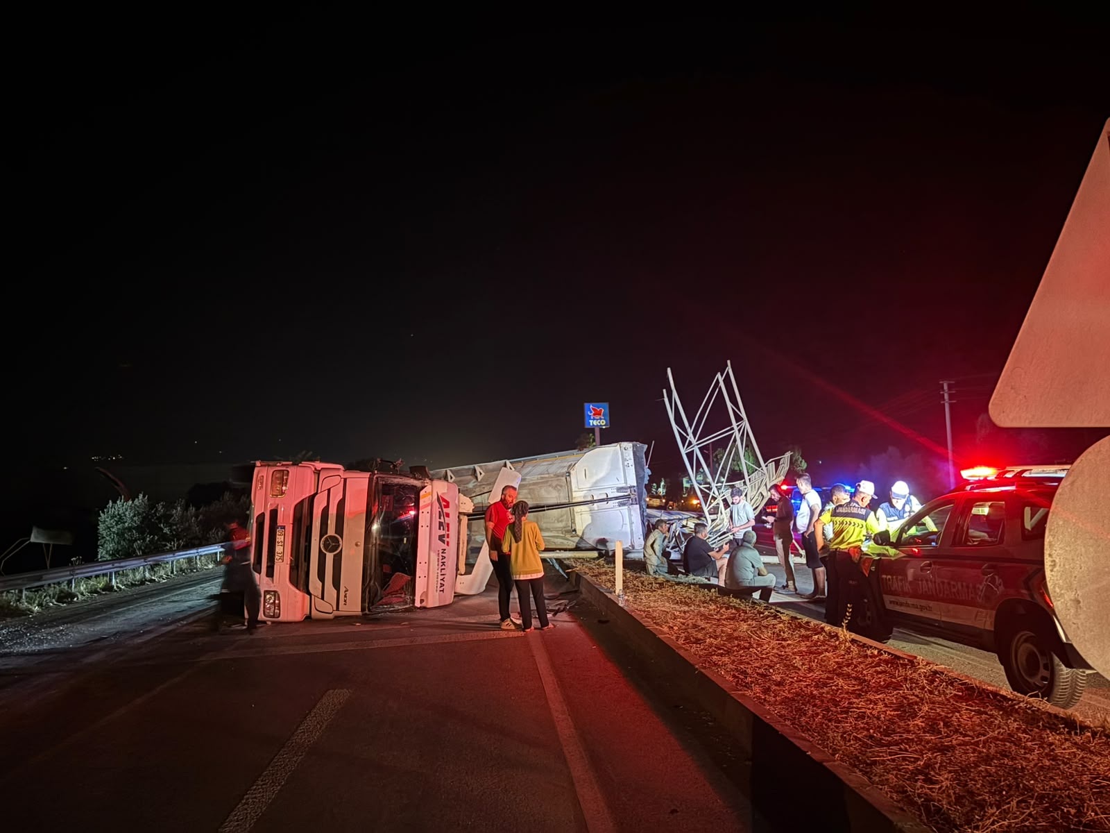 İzmir’de damperini açık unutan TIR tabelaya çarpıp devrildi: 1 yaralı