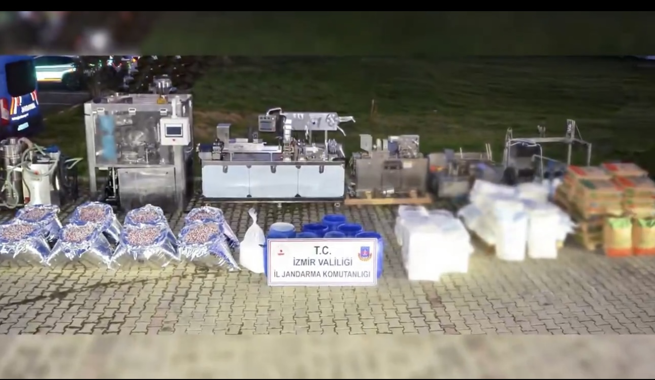 İzmir’de Dev Uyuşturucu Operasyonu: 1 Ton 625 Kilogram Hap Hammaddesi Ele Geçirildi