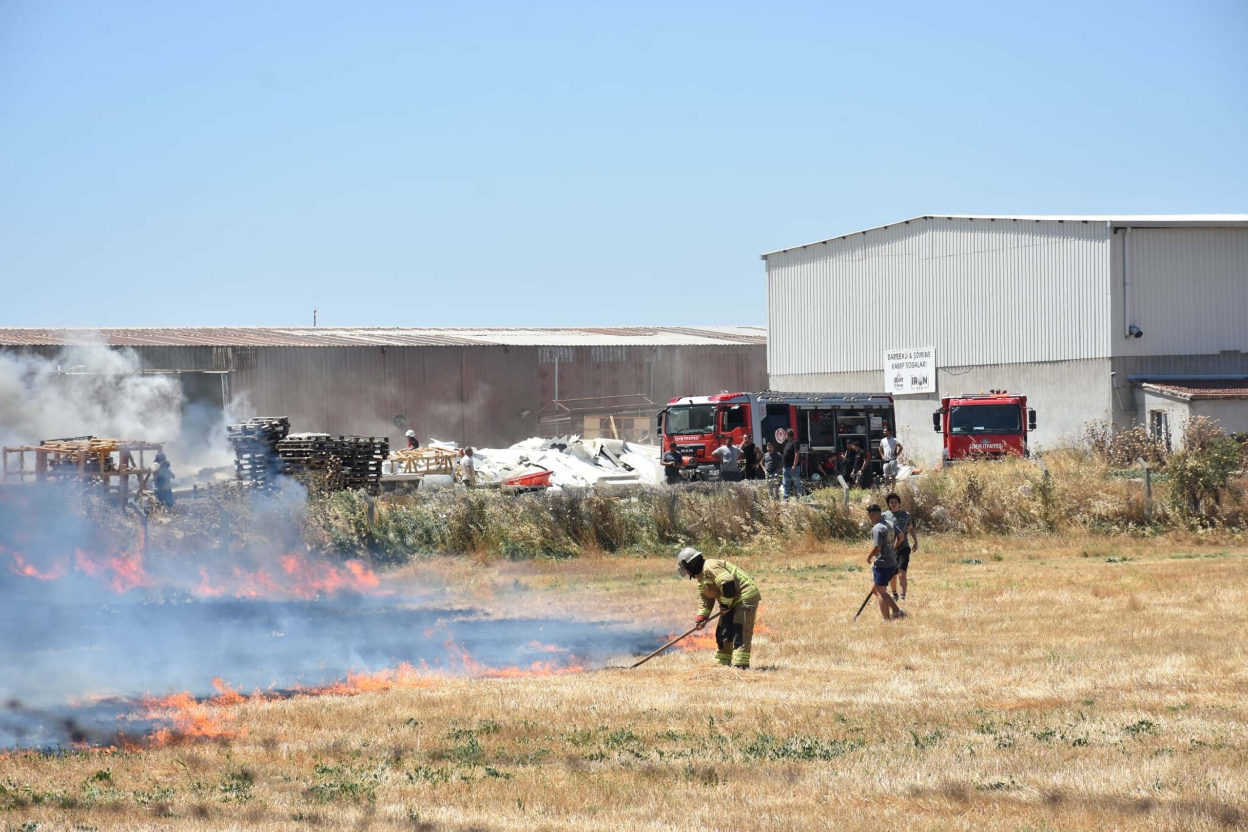 İzmir’de Geri Dönüşüm Fabrikasında Yangın Çıktı