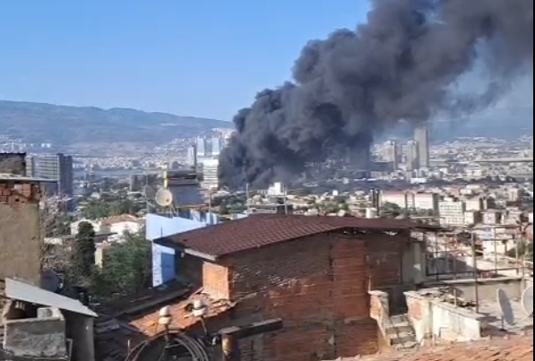 İzmir’de Plastik Fabrikası Yangını: Hastane Boşaltıldı, Fabrika Kullanılamaz Hale Geldi