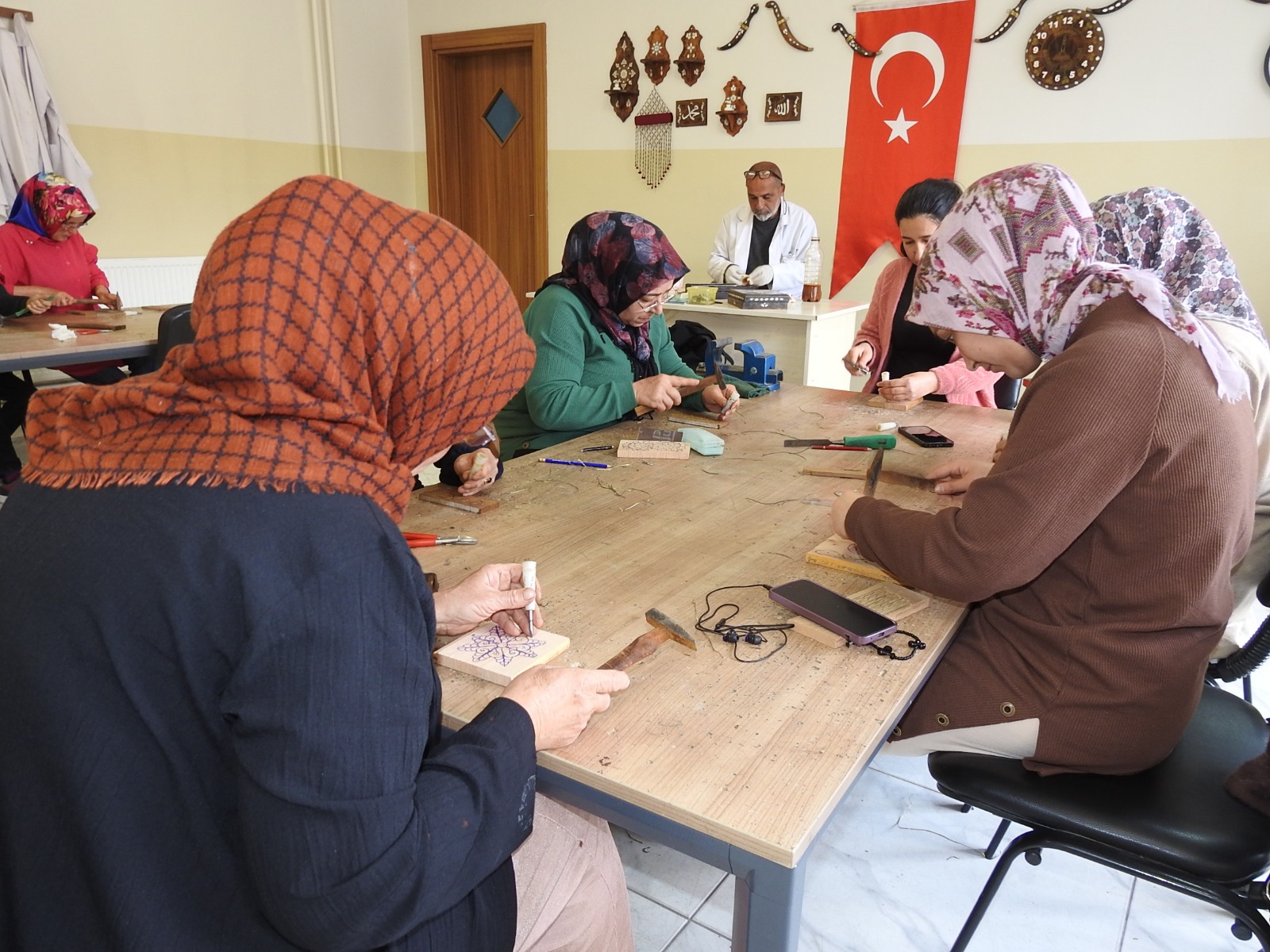 KADINLAR, SEDEF KAKMA SANATINI ŞAHİNBEY BELEDİYESİ’NDE ÖĞRENİYOR