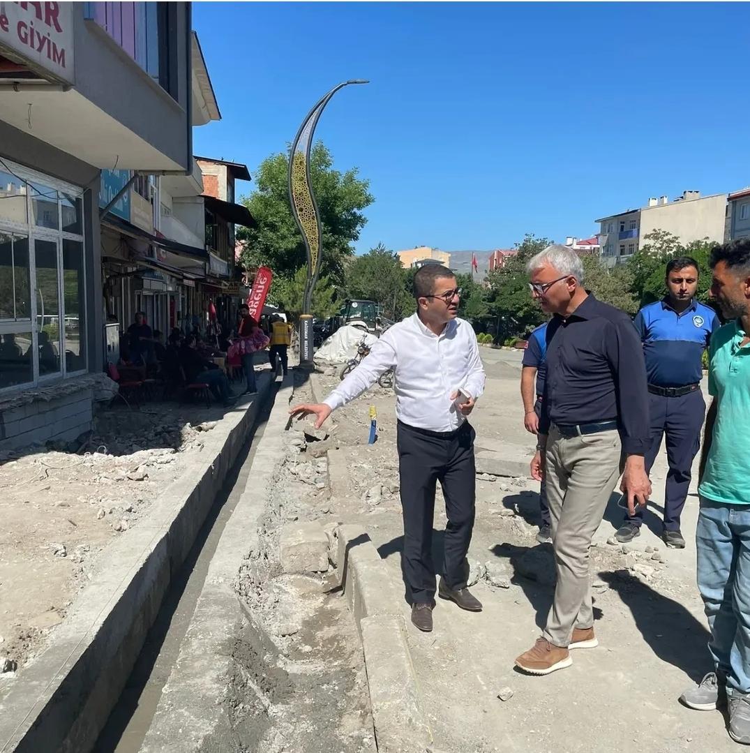 Kağızman’da Meydan Çevresi Yenileniyor: Çalışmalar Hız Kesmiyor