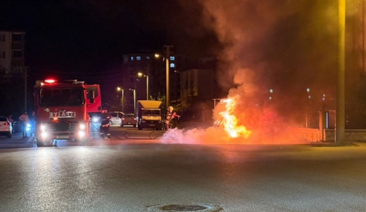 Kahramanmaraş Elbistan’da Park Halindeki Otomobil Alev Alev Yandı