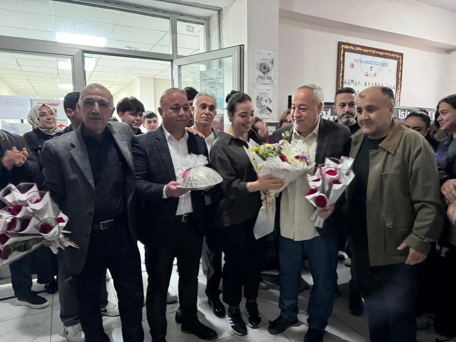 Kahramanmaraş’ta 40 Yıllık Öğretmene Duygusal Veda: Ali Paksoy Alkışlarla Uğurlandı