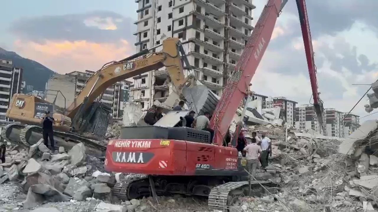 Kahramanmaraş’ta Yıkım Faciası: İş Makinesi Operatörü Enkaz Altında Kalarak Hayatını Kaybetti
