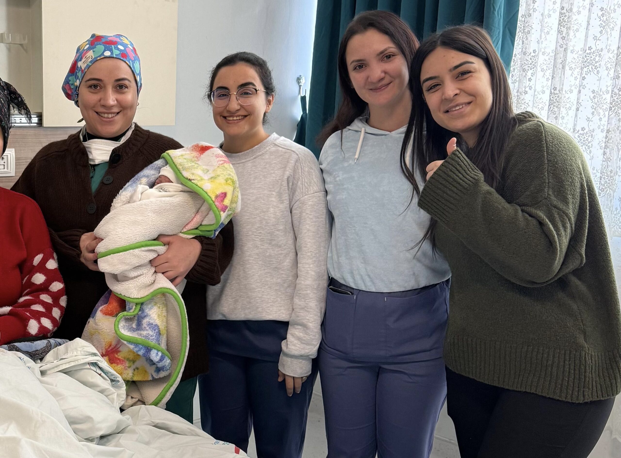 Kar Nedeniyle Kapanan Yol Açıldı, 40 Haftalık Gebe Anne Sağ Salim Hastaneye Ulaştırıldı