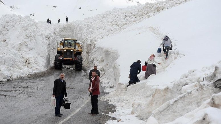Karabet Geçidi Yoğun Kar Nedeniyle Ulaşıma Kapatıldı