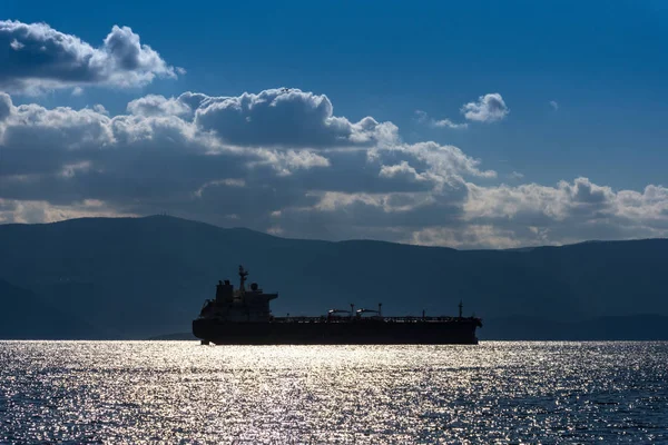 Karadeniz’de Fırtına Alarmı: Yük Gemileri Sinop’un Doğal Limanına Sığındı