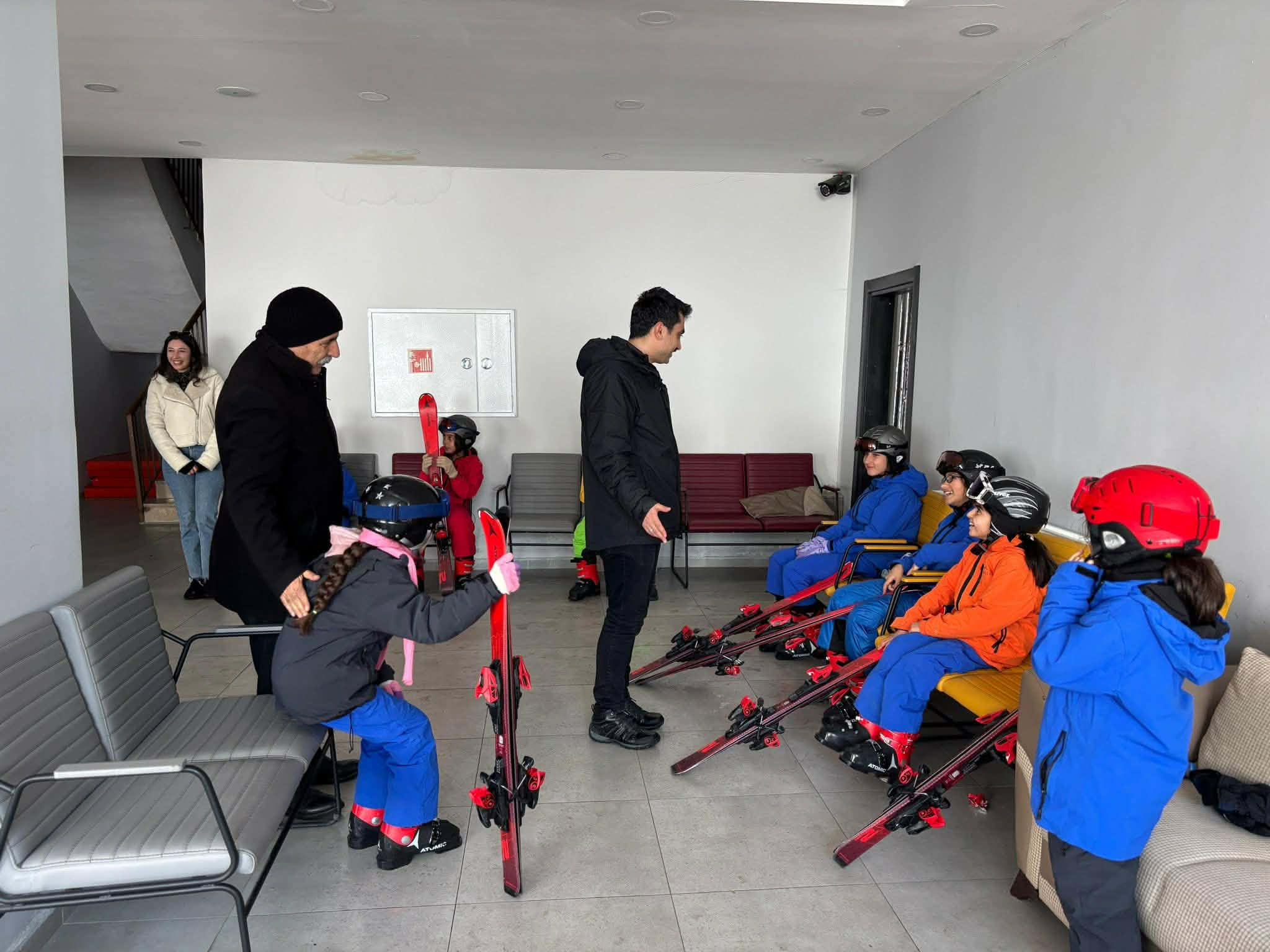 “Karın Yıldızları Sarıkamış’ta” Projesi Kapsamında Öğrencilere Moral Ziyareti