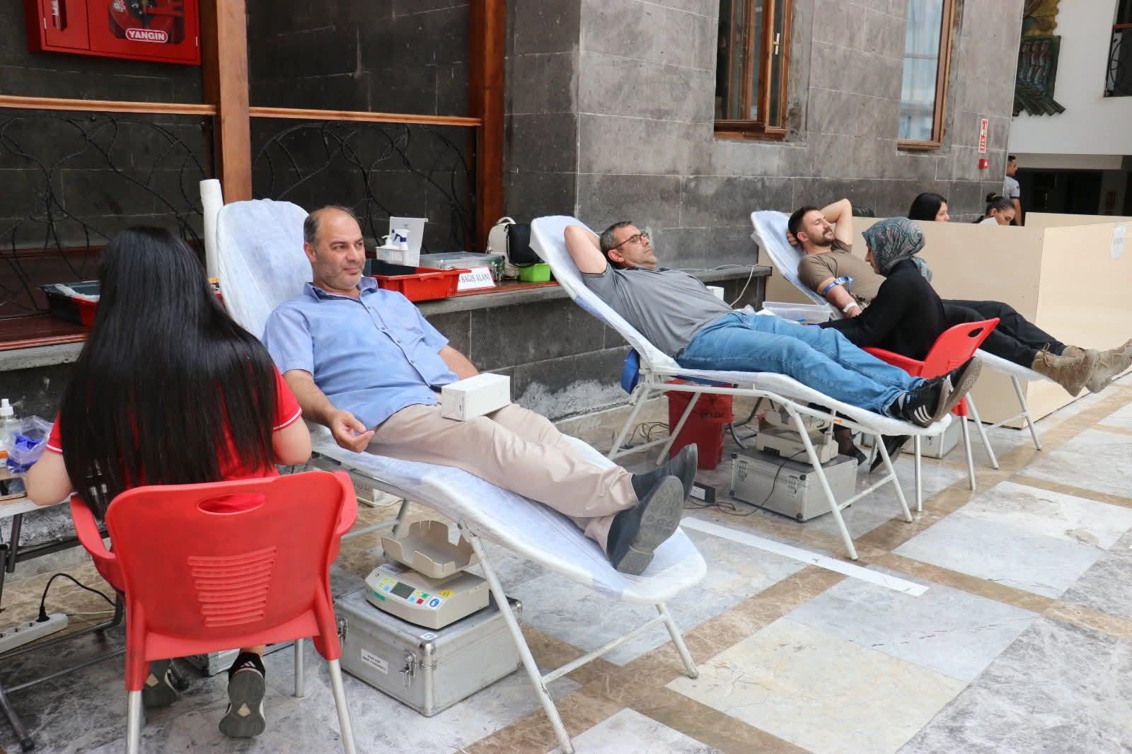 Kars Belediyesi Personelinden Kan Bağışı Kampanyasına Destek