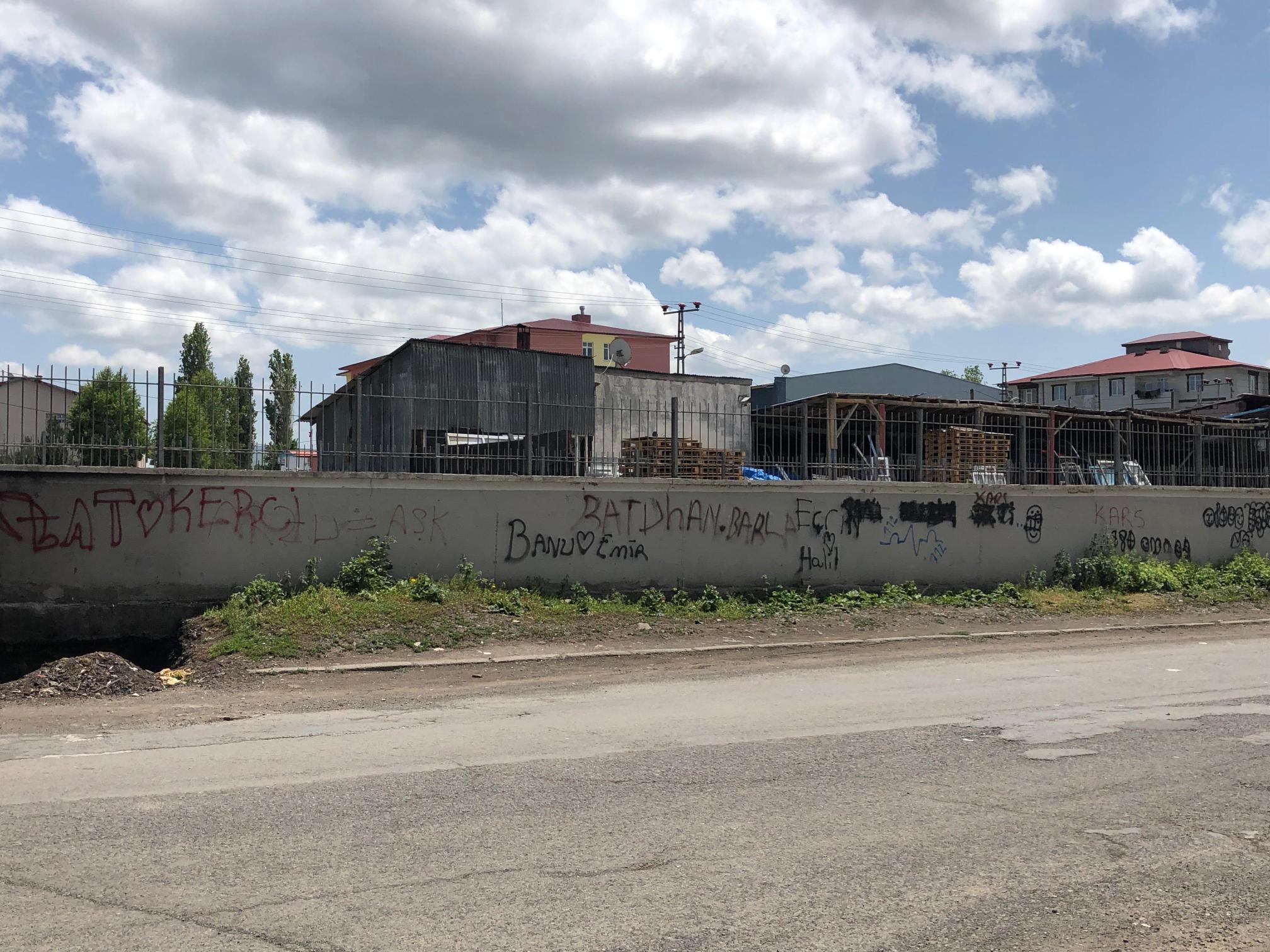 Kars Demiryolu İstinat Duvarı Aşk Tahtasına Döndü! Vatandaşlar Temizlik İstiyor