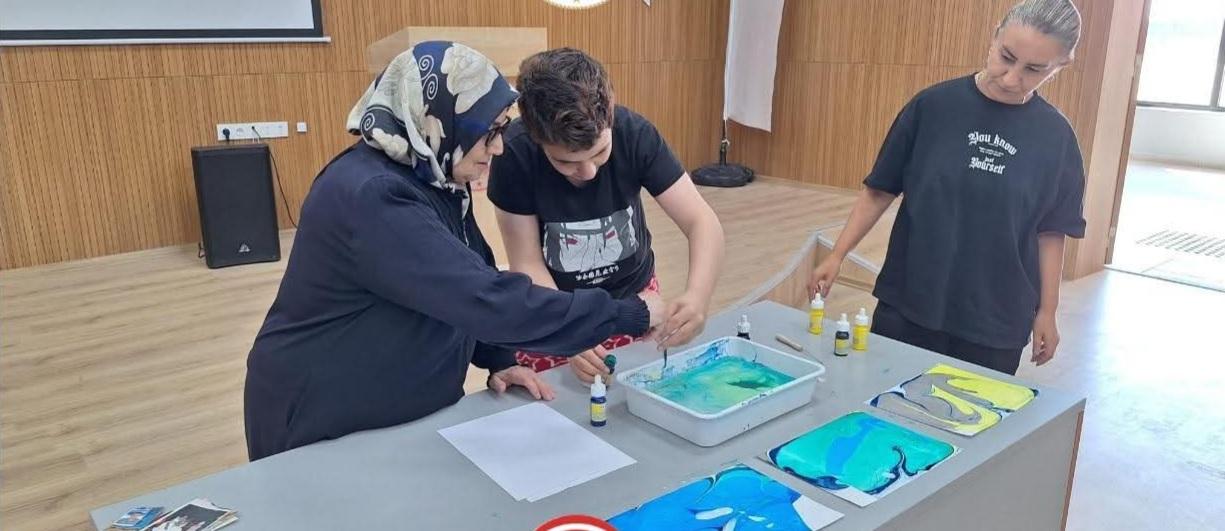 Kars Gündüz Engelli Bakım Merkezi’nde Ebru Sanatıyla Veli Katılım Etkinliği