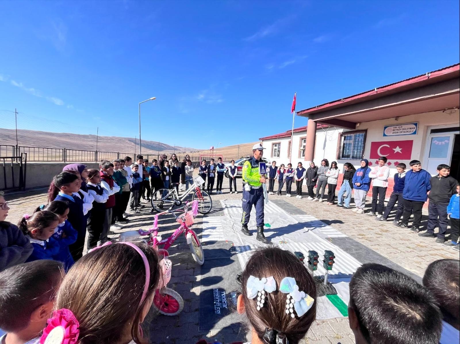 Kars İl Jandarma’dan Öğrencilere Trafik Bilinçlendirme Semineri