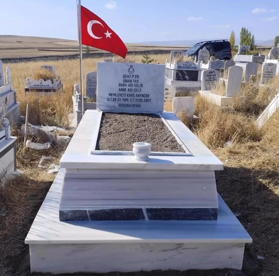 Kars İl Özel İdaresi’nden Şehit Kabirlerine Vefa