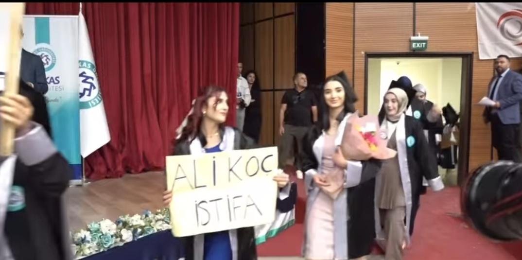 Kars Kafkas Üniversitesi Mezuniyet Töreninde “Ali Koç İstifa” Pankartı Dikkat Çekti