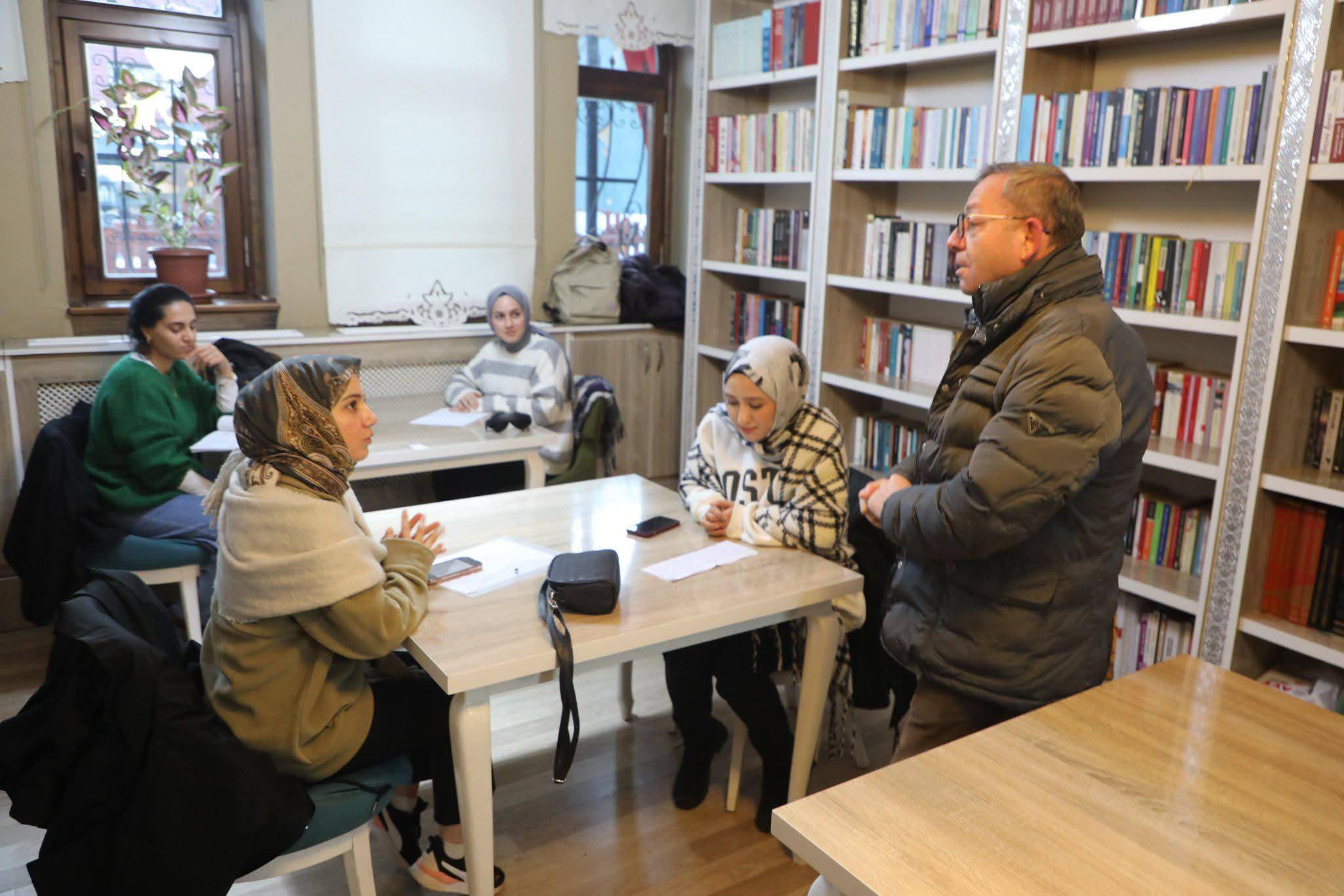 Kars Kalem Kitap Evi’nde Sıcak Buluşma: Vali Polat Öğrencilerle Bir Araya Geldi