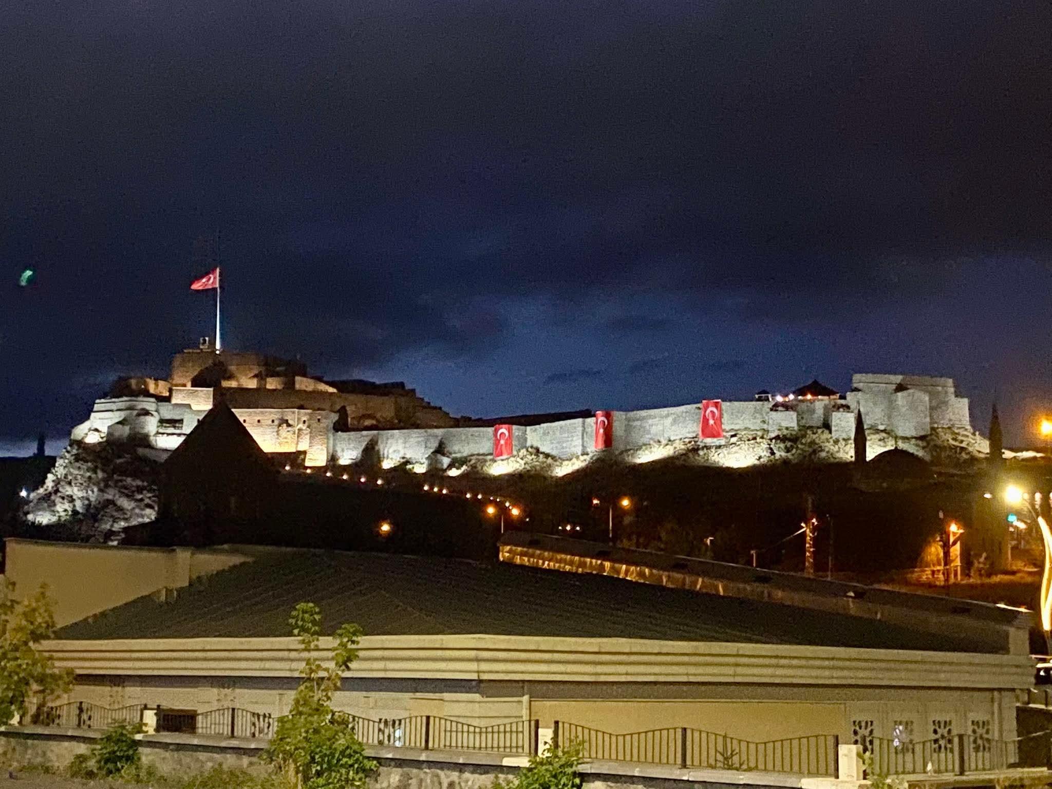 Kars Kalesi Işıltısıyla Göz Kamaştırıyor