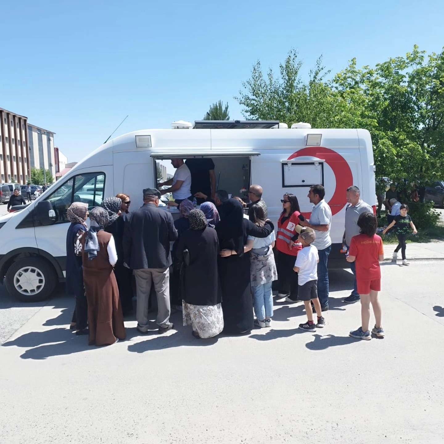 Kars Kızılay Şubesi, YKS Heyecanı Yaşayan Gençlere Moral Desteği Verdi
