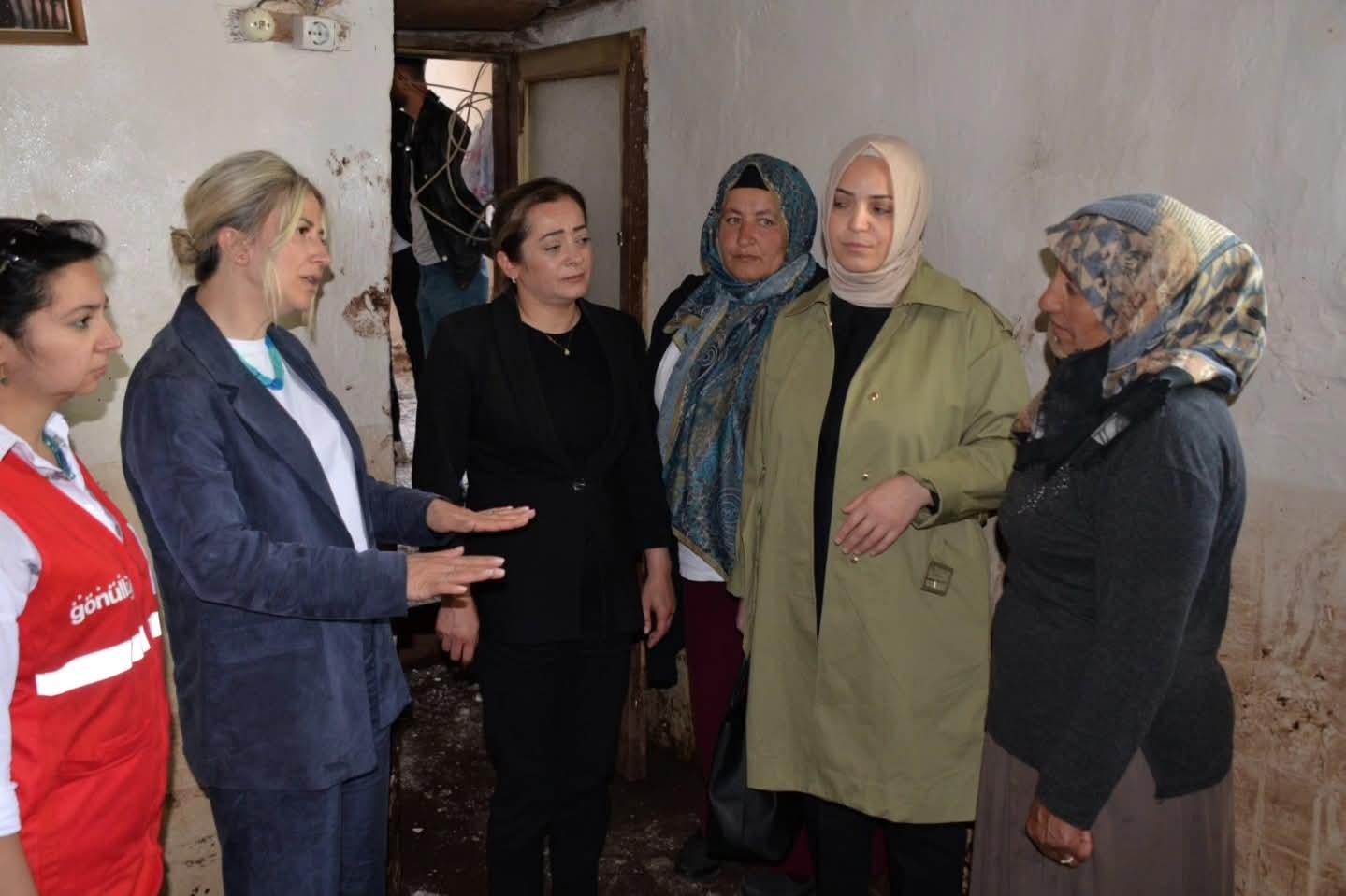 Kars Milletvekili Adem Çalkın’ın eşi Aydan Çalkın’dan Sel Mağduru Kadınlara Moral Ziyareti