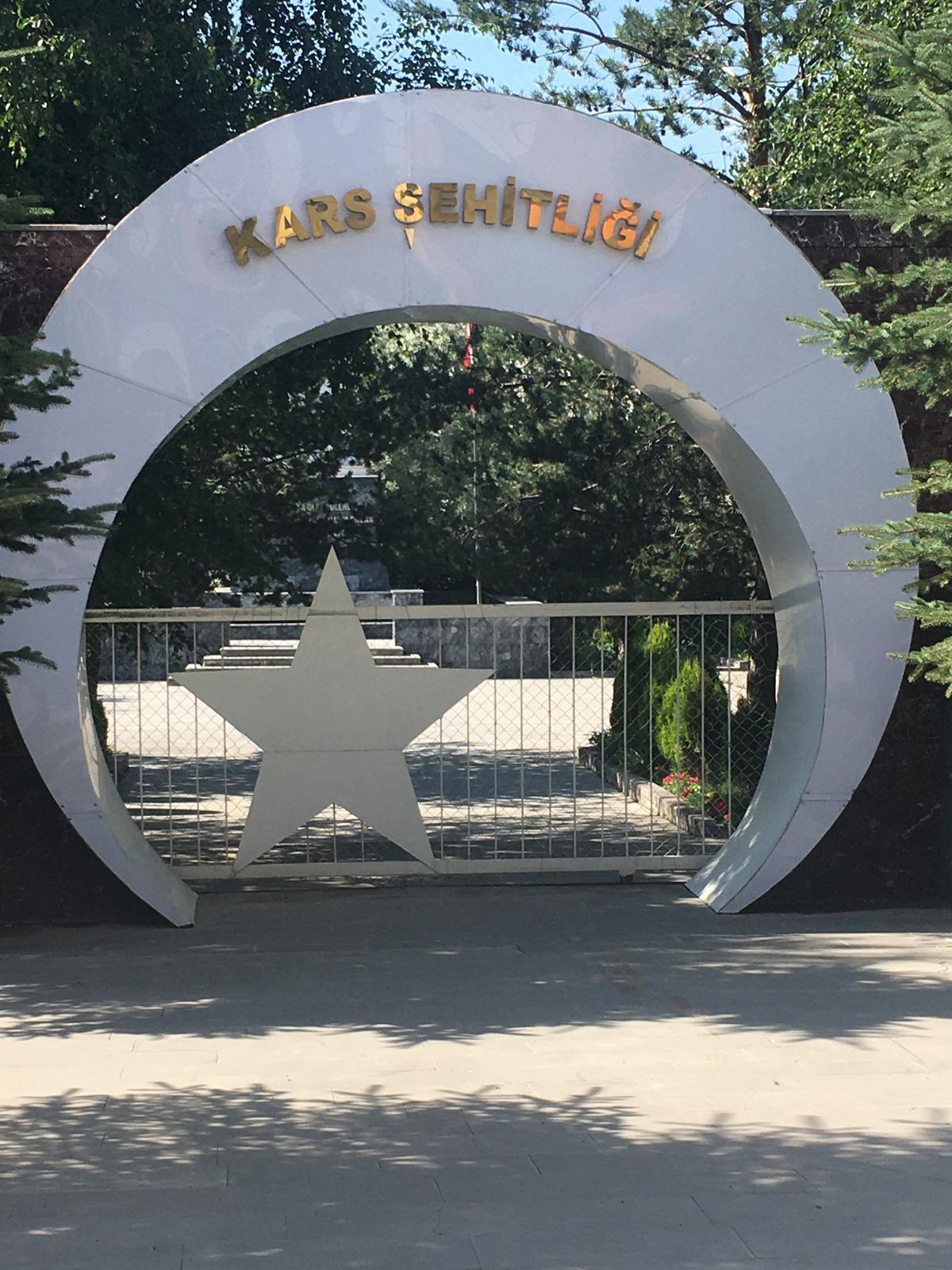Kars Şehitliği’nde Anlamlı Çalışma: Şehit Kabirlerine Bakım ve Peyzaj Düzenlemesi Tamamlandı