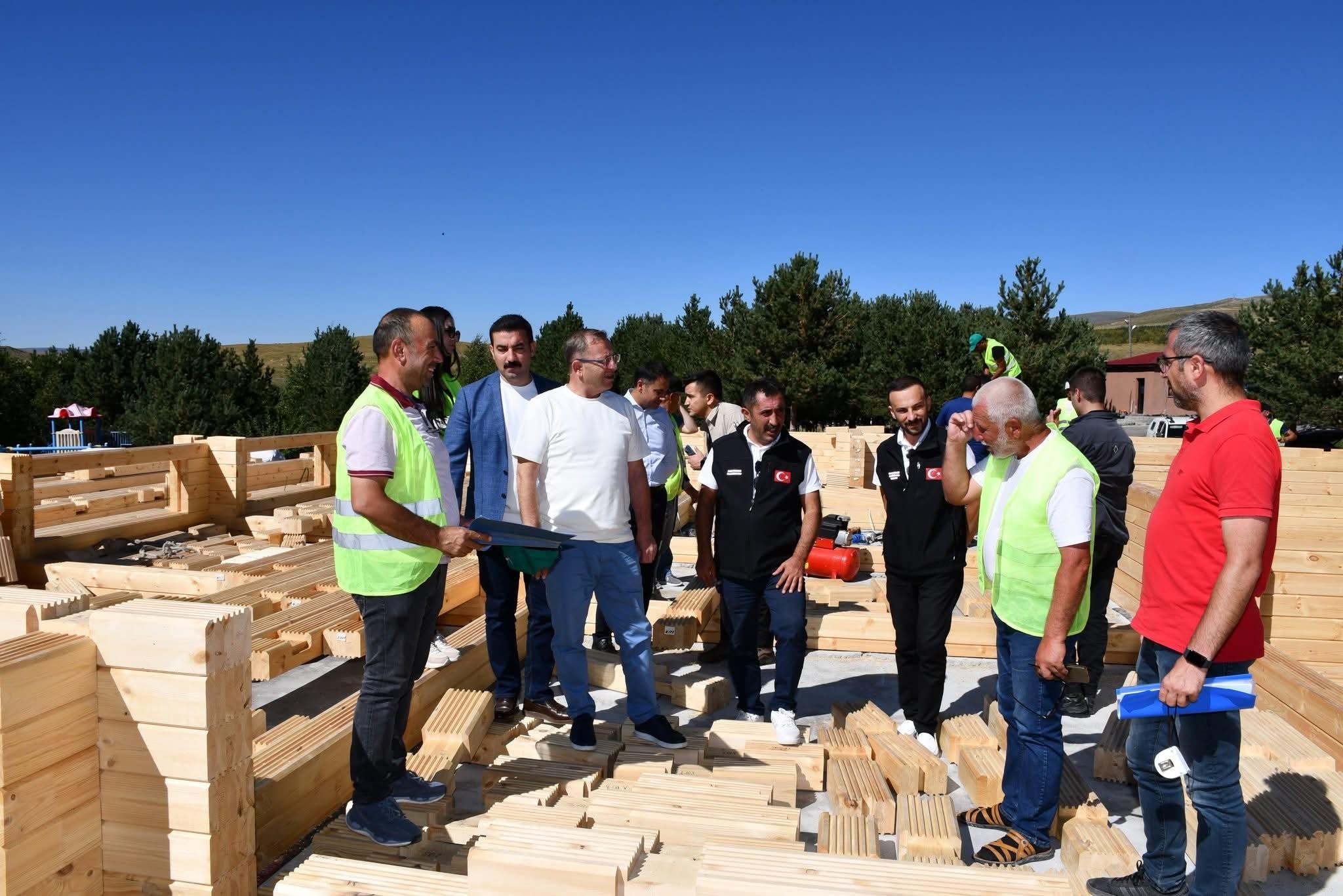 Kars Valisi Ziya Polat, Çıldır Gölü Kıyısındaki Kütük Ev İnşaatını İnceledi