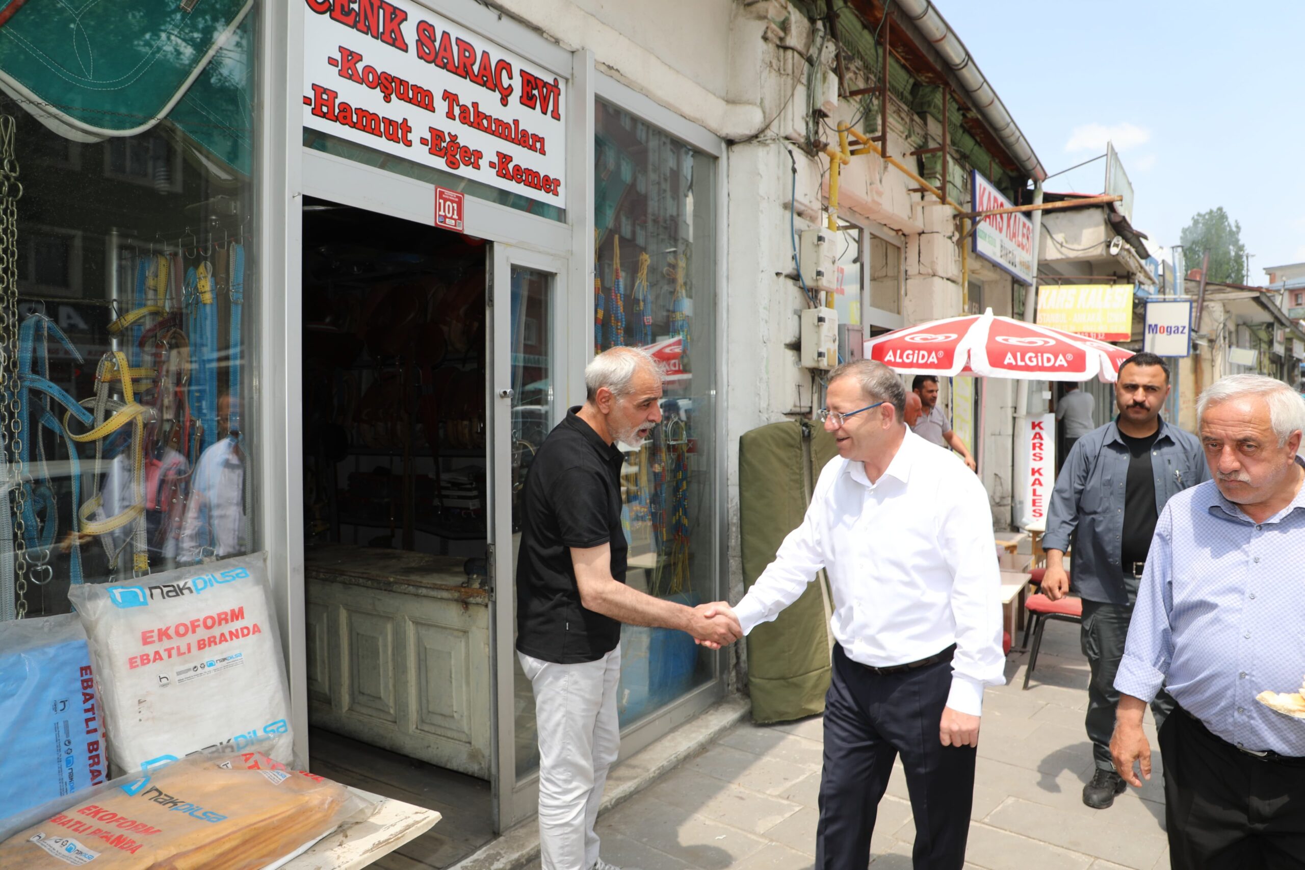 Kars Valisi Ziya Polat, Cuma Namazının Ardından Esnafları Ziyaret Etti