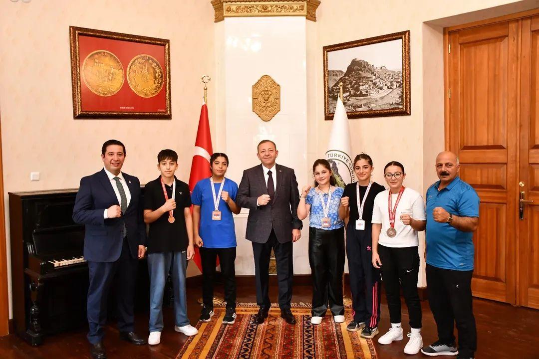 Kars Valisi Ziya Polat, Dereceye Giren Minik Boksörleri Makamında Kabul Etti