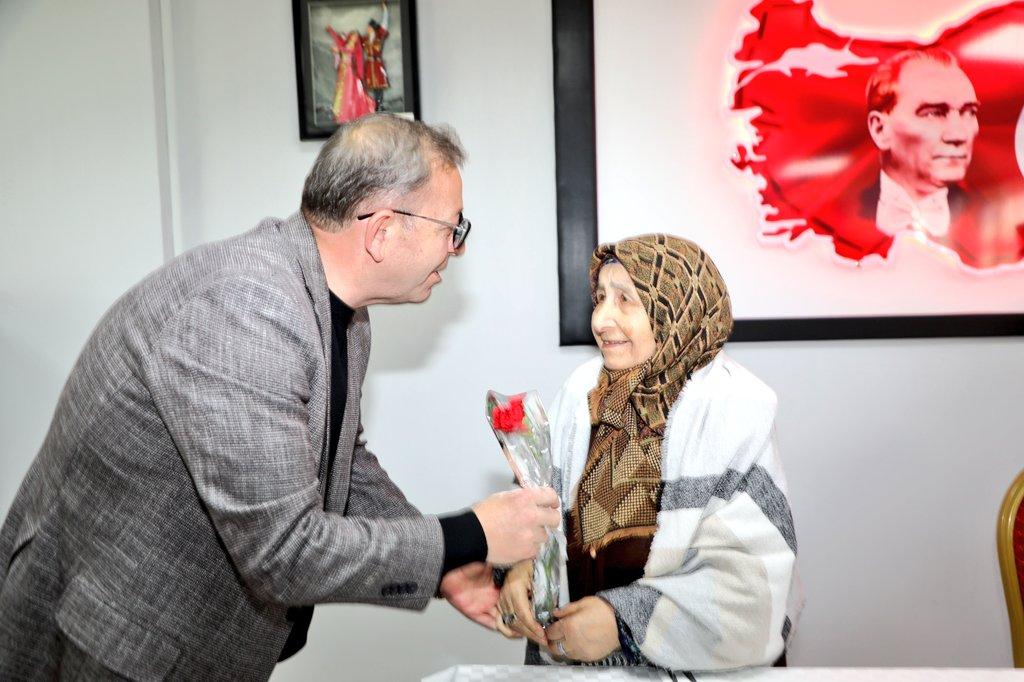 Kars Valisi Ziya Polat ve Eşi Pınar Filiz Polat, Anneler Günü’nü Kutladı