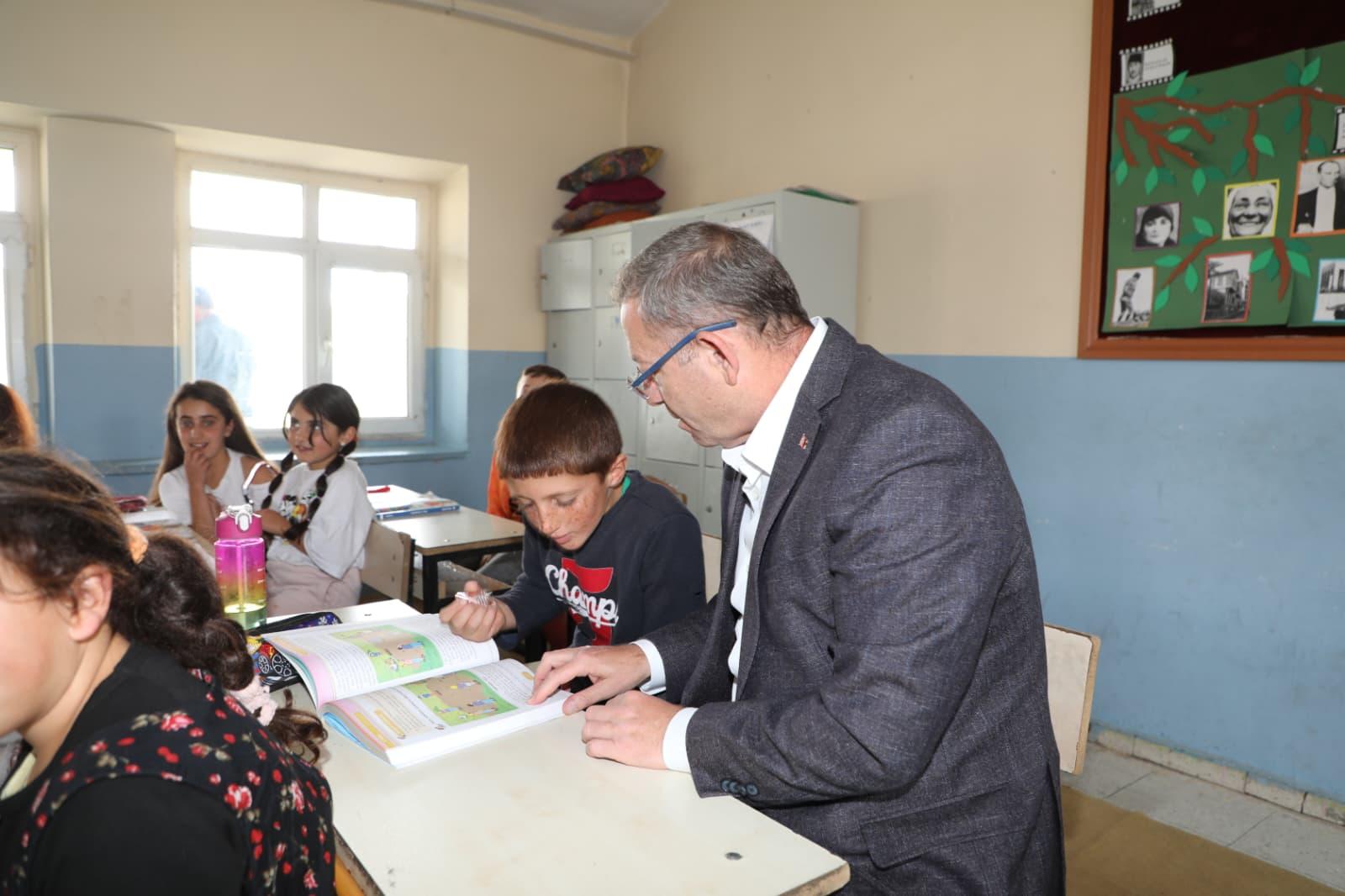 Kars Valisi Ziya Polat’tan Güdeli Köyü’ne Ziyaret: Vatandaşlarla Buluştu, Öğrencilere Başarılar Diledi