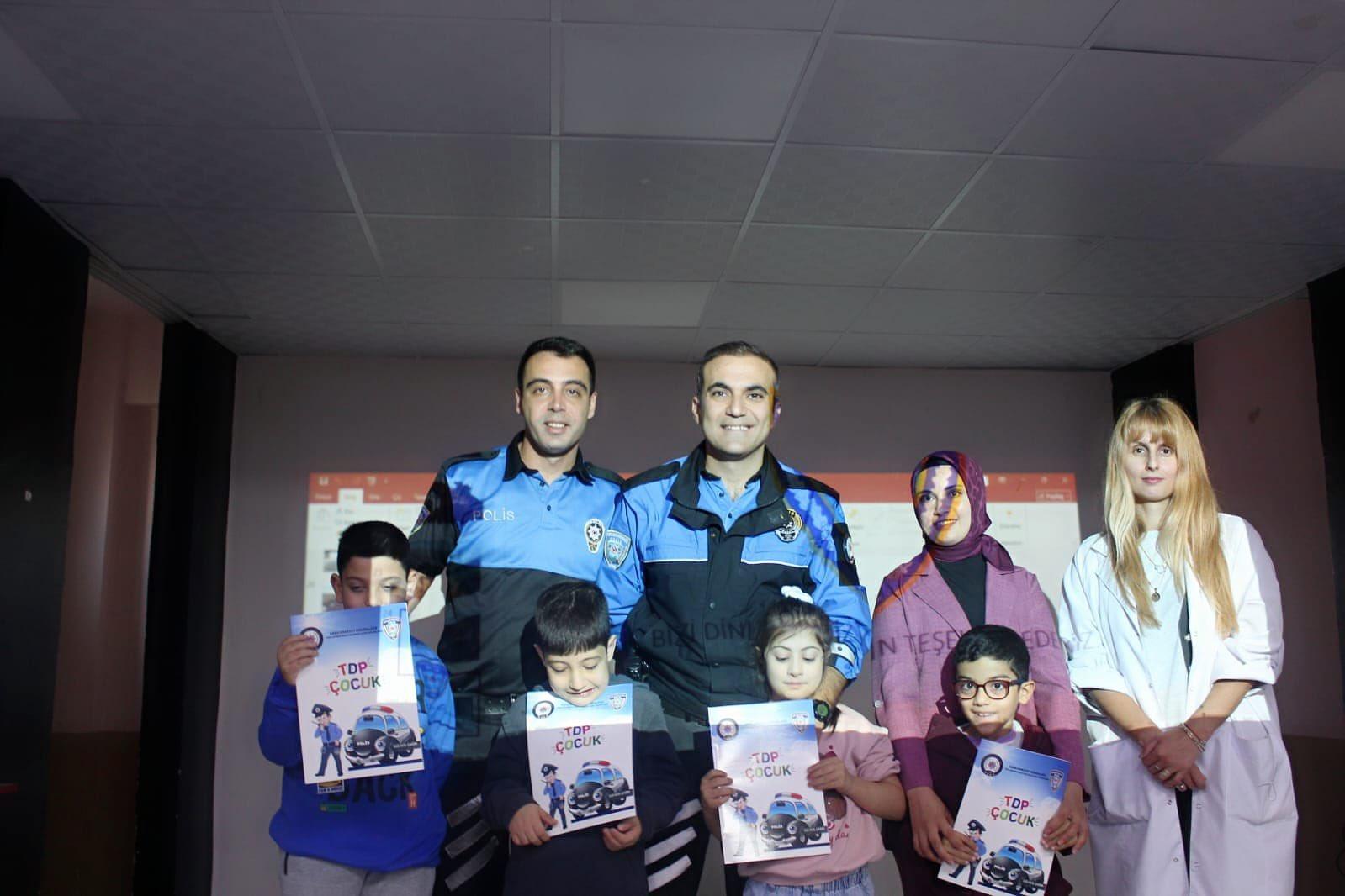 Kars Yenişehir İlkokulu’nda Öğrencilere Polislik Mesleği Tanıtıldı