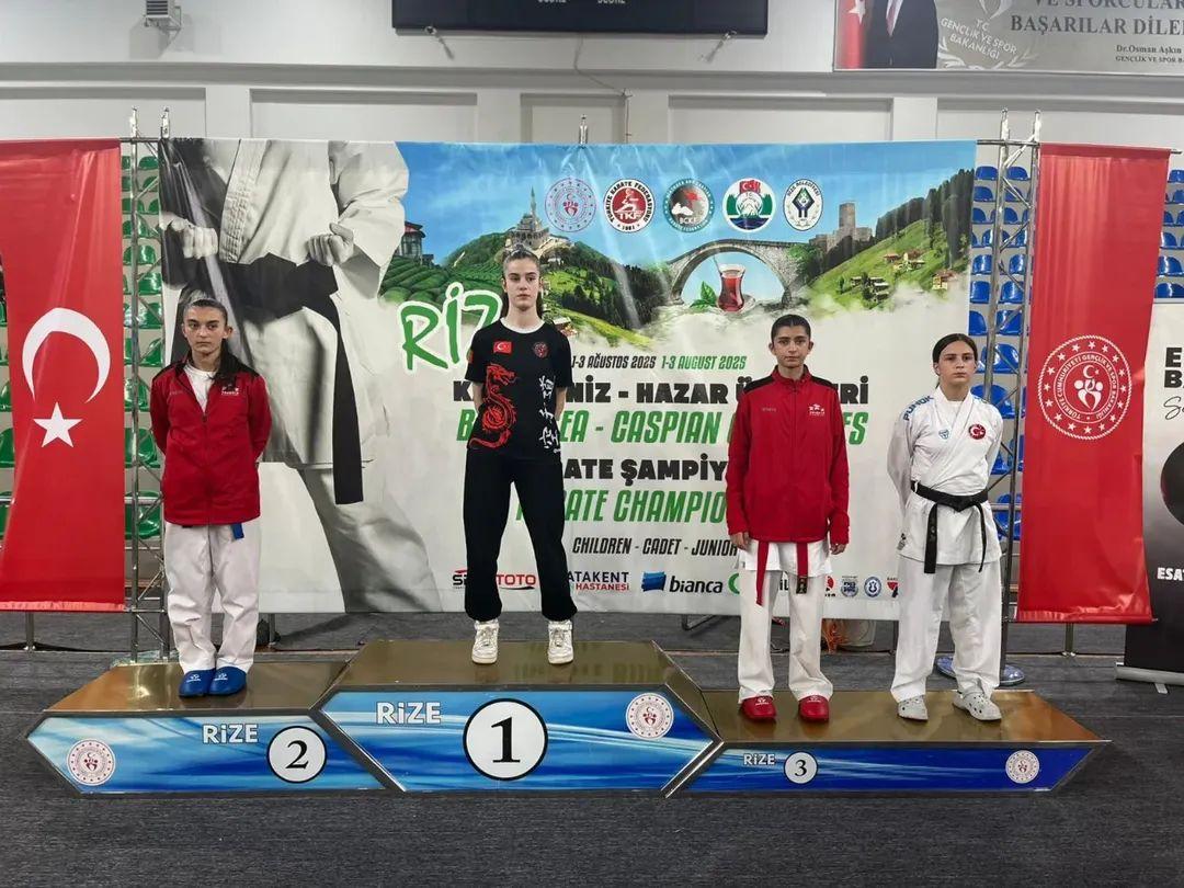 Karslı Sporcular Uluslararası Karate Şampiyonasında Madalyayla Döndü