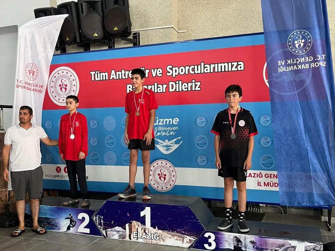 Karslı Yüzücülerden Elazığ’da Büyük Başarı!