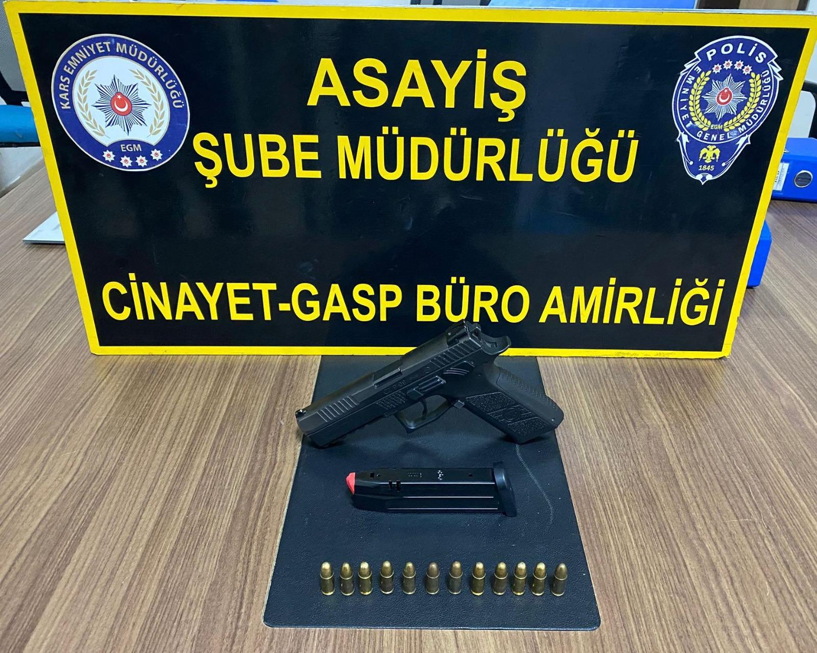 Kars’ta Asayiş Uygulamalarında: Ruhsatsız Silahlar ve suç unsurları ele geçirildi