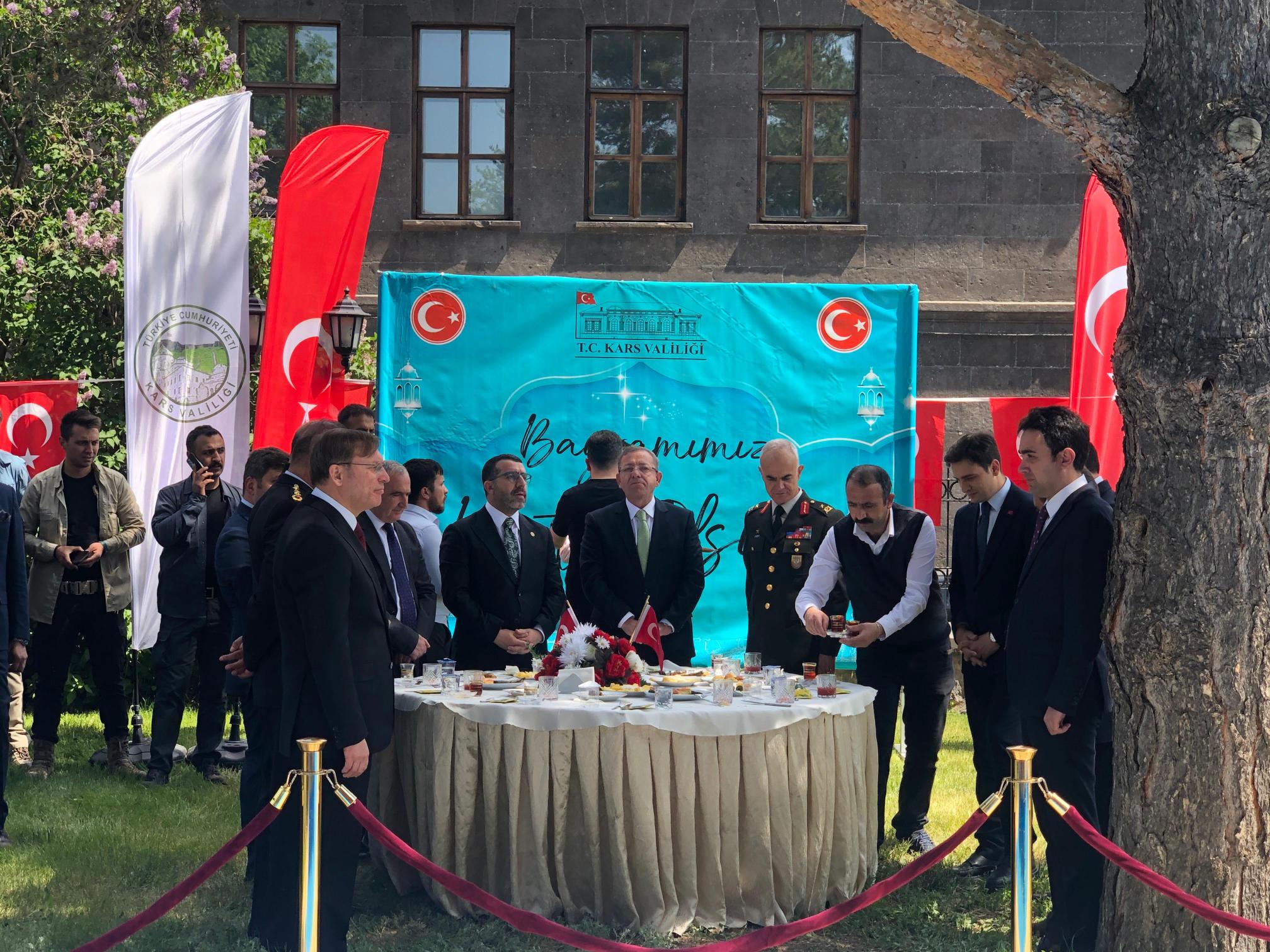 Kars’ta Bayramlaşma ve Şehitlik Ziyareti Gerçekleştirildi
