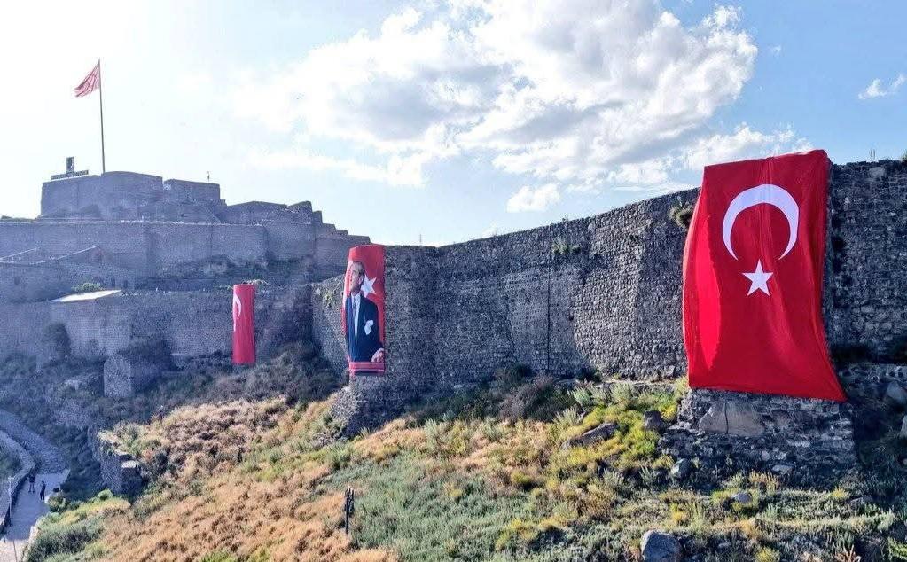 Kars’ta Cadde ve Sokaklar Ay Yıldızlı Bayraklarla Donatıldı: “Zaferin Adı Türkiye”