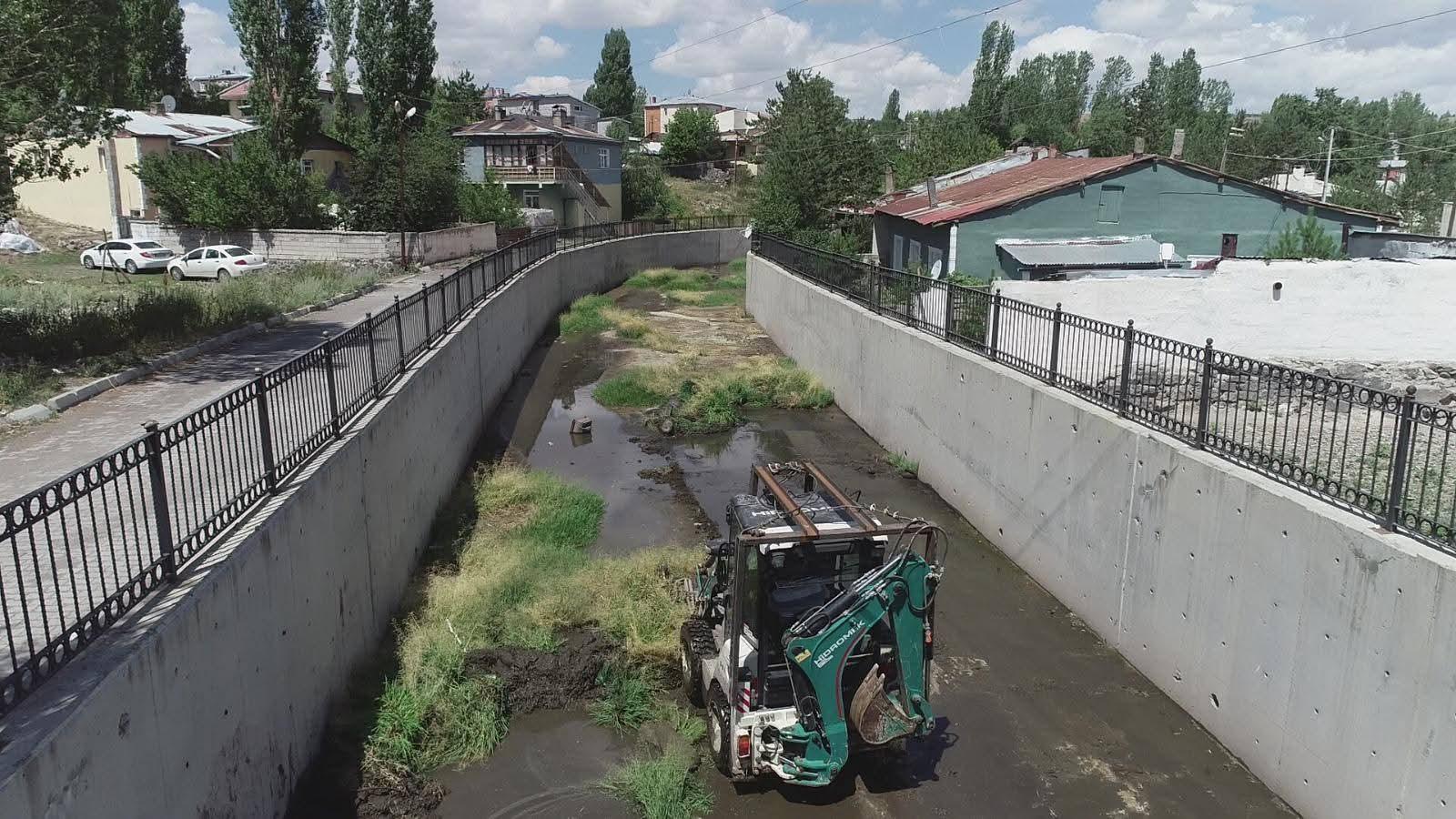 Kars’ta DSİ Dere Temizlik Çalışmalarına Başladı