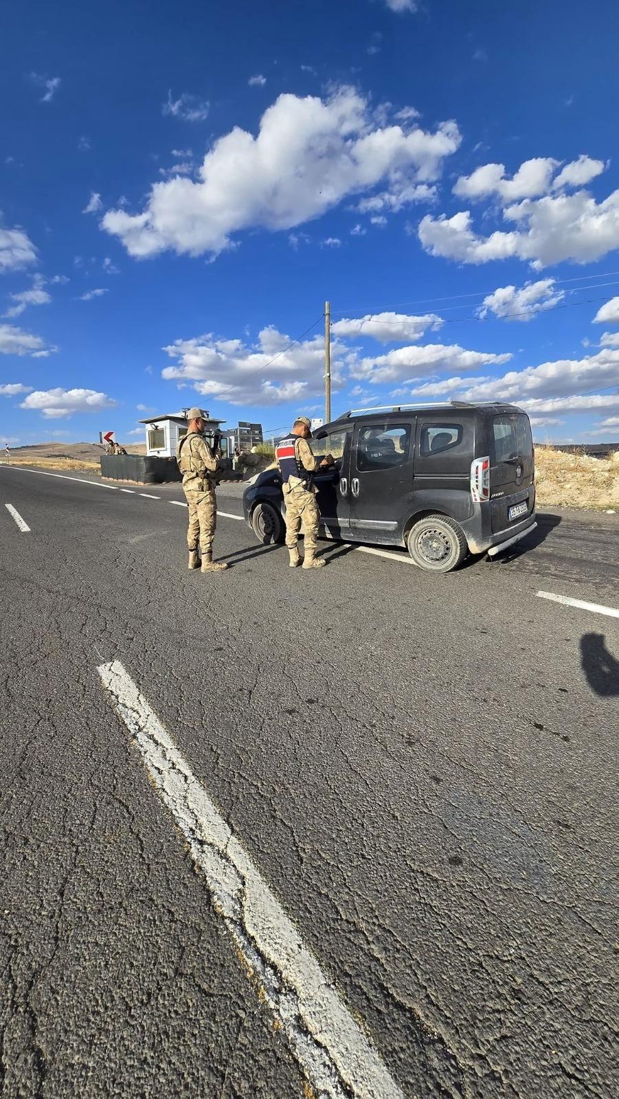 Kars’ta Düzensiz Göçle Mücadele Kapsamında Huzur ve Güven Uygulaması Gerçekleştirildi