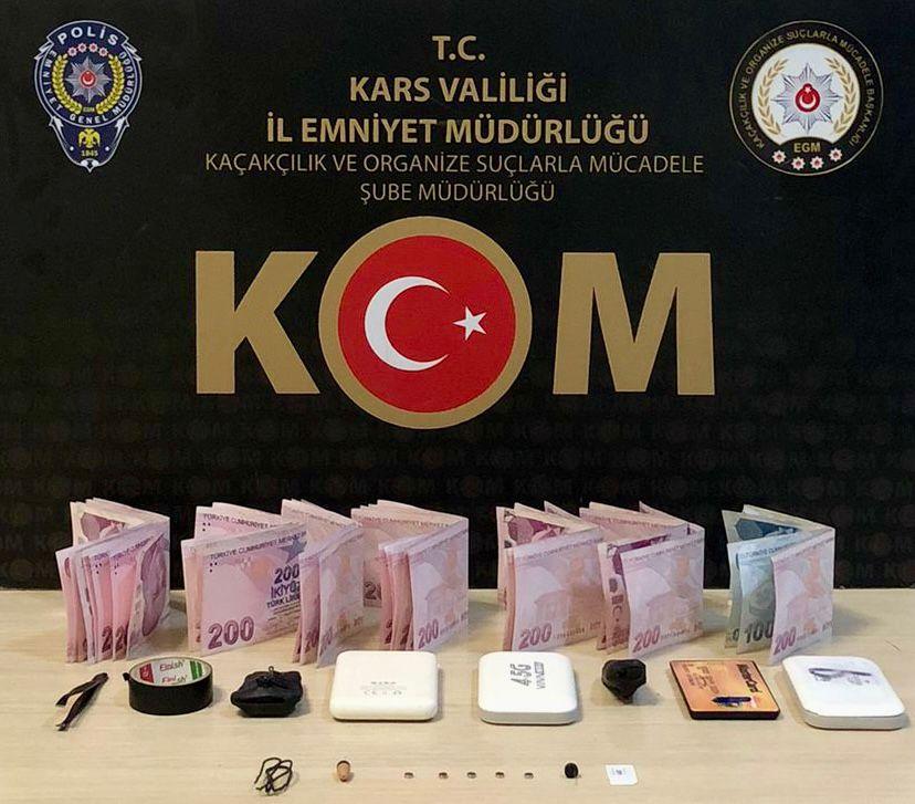 Kars’ta Ehliyet Sınavında “Düzenek” Operasyonu: 3 Gözaltı!