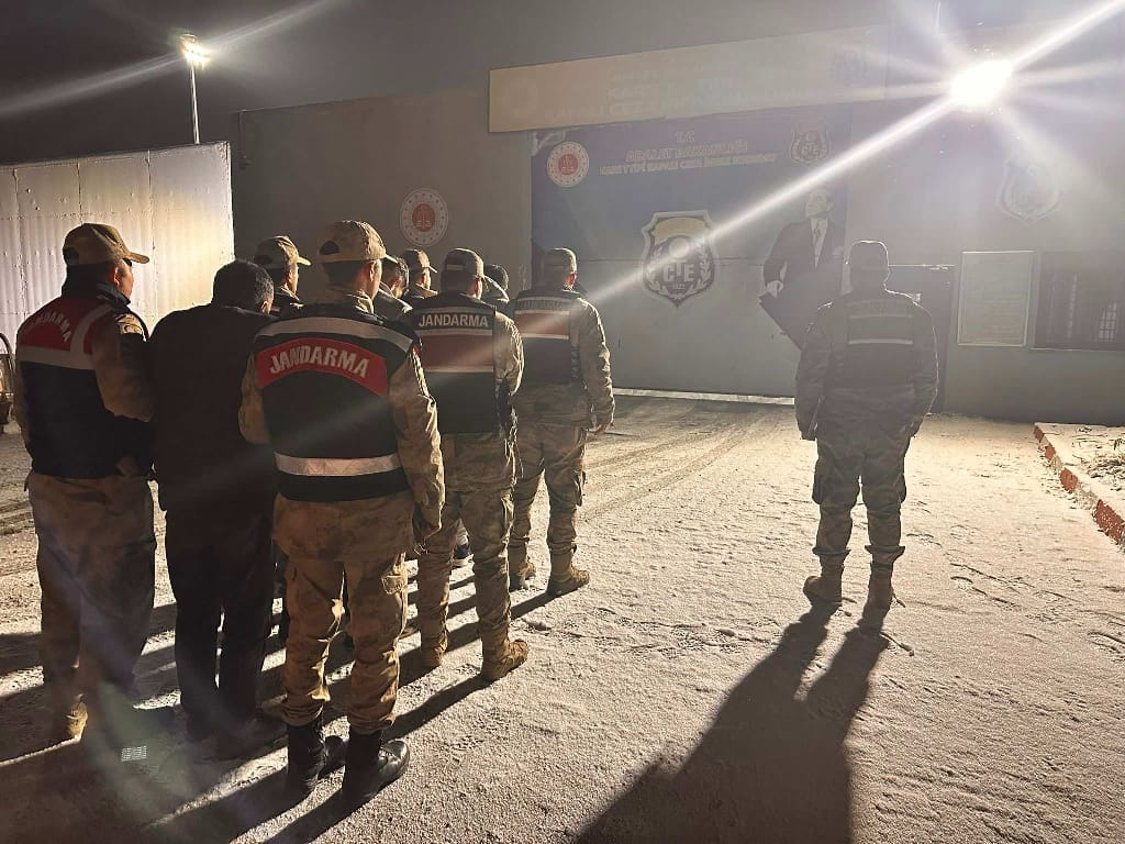 Kars’ta Göçmen Kaçakçılığı Operasyonu: 3 Organizatör Şüphelisi Tutuklandı