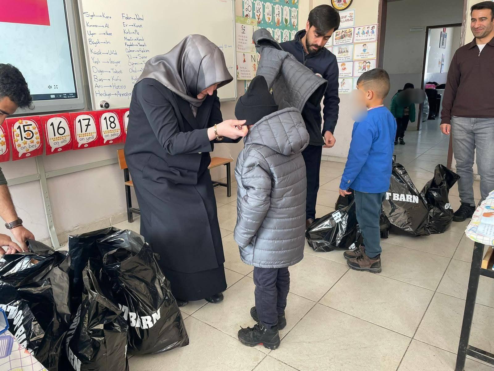 ​Kars’ta Gönülleri Isıtan Hareket: “Kış Bayramı” Köy Okullarına Ulaştı