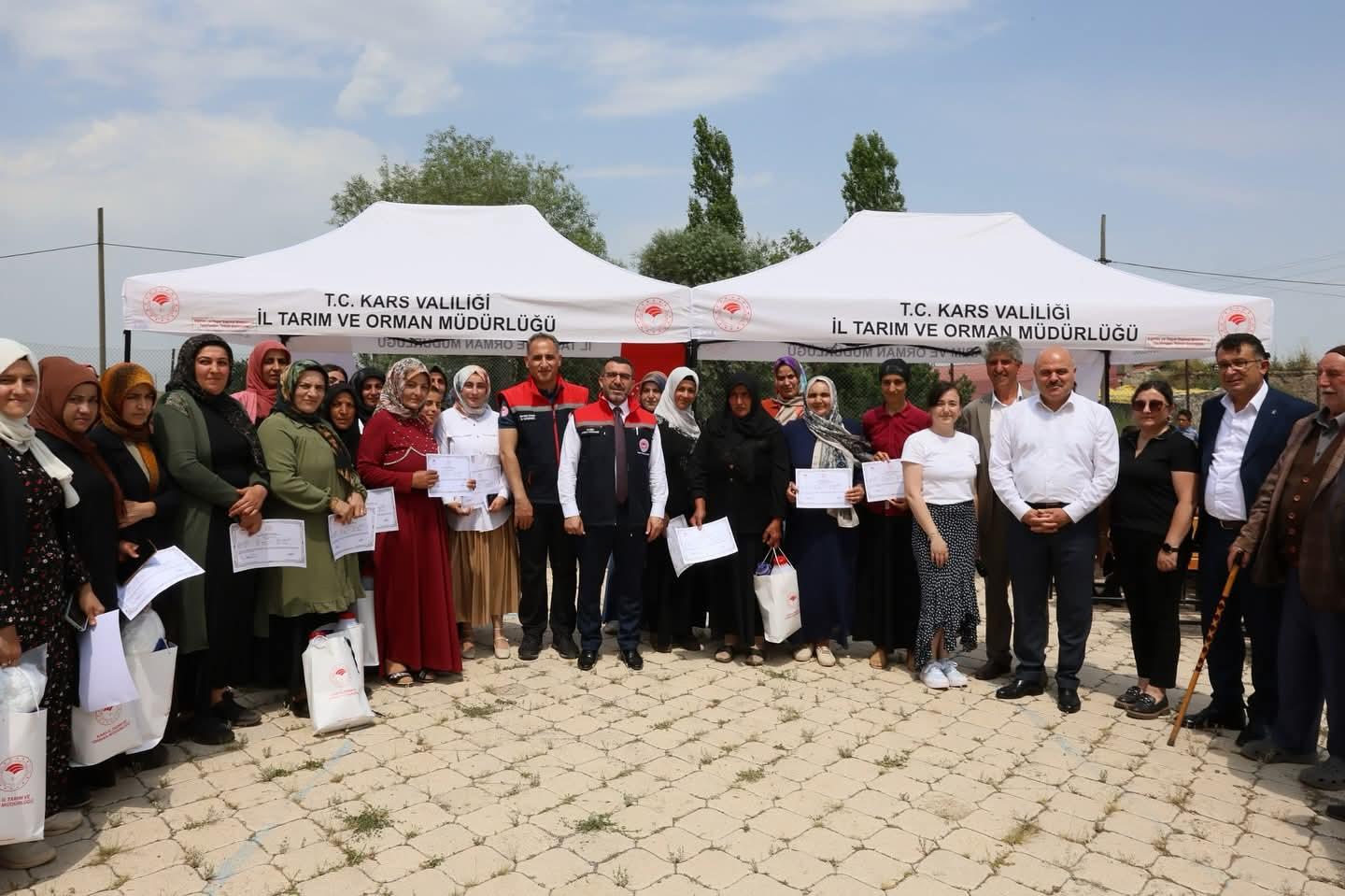 Kars’ta Kadın Üreticilere Yönelik Süt Sağımı Hijyeni Eğitimi Tamamlandı