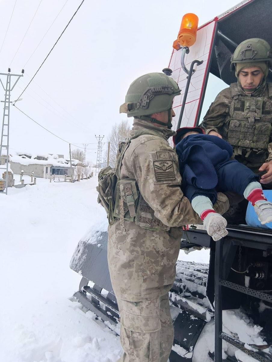 Kars’ta Kar Nedeniyle Yolu Kapanan İki Çocuğun İmdadına Mehmetçik Yetişti