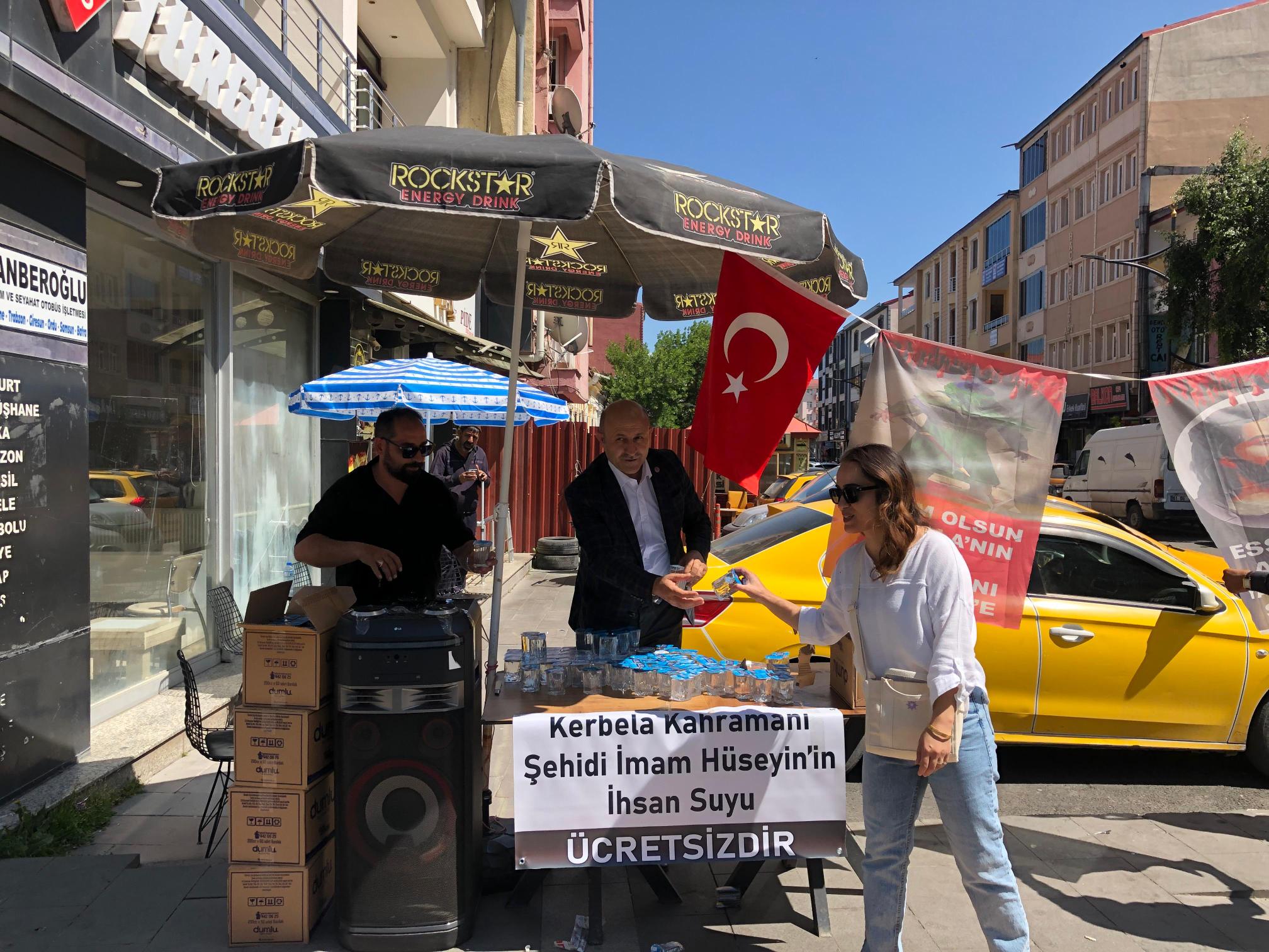 Kars’ta Muharrem Ayı nedeniyle Faikbey Caddesi’nde Su Dağıtıldı