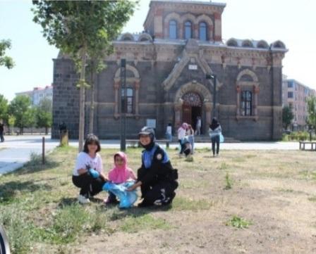 Kars’ta Öğrencilere Çevre Temizliği Bilinci Aşılanıyor