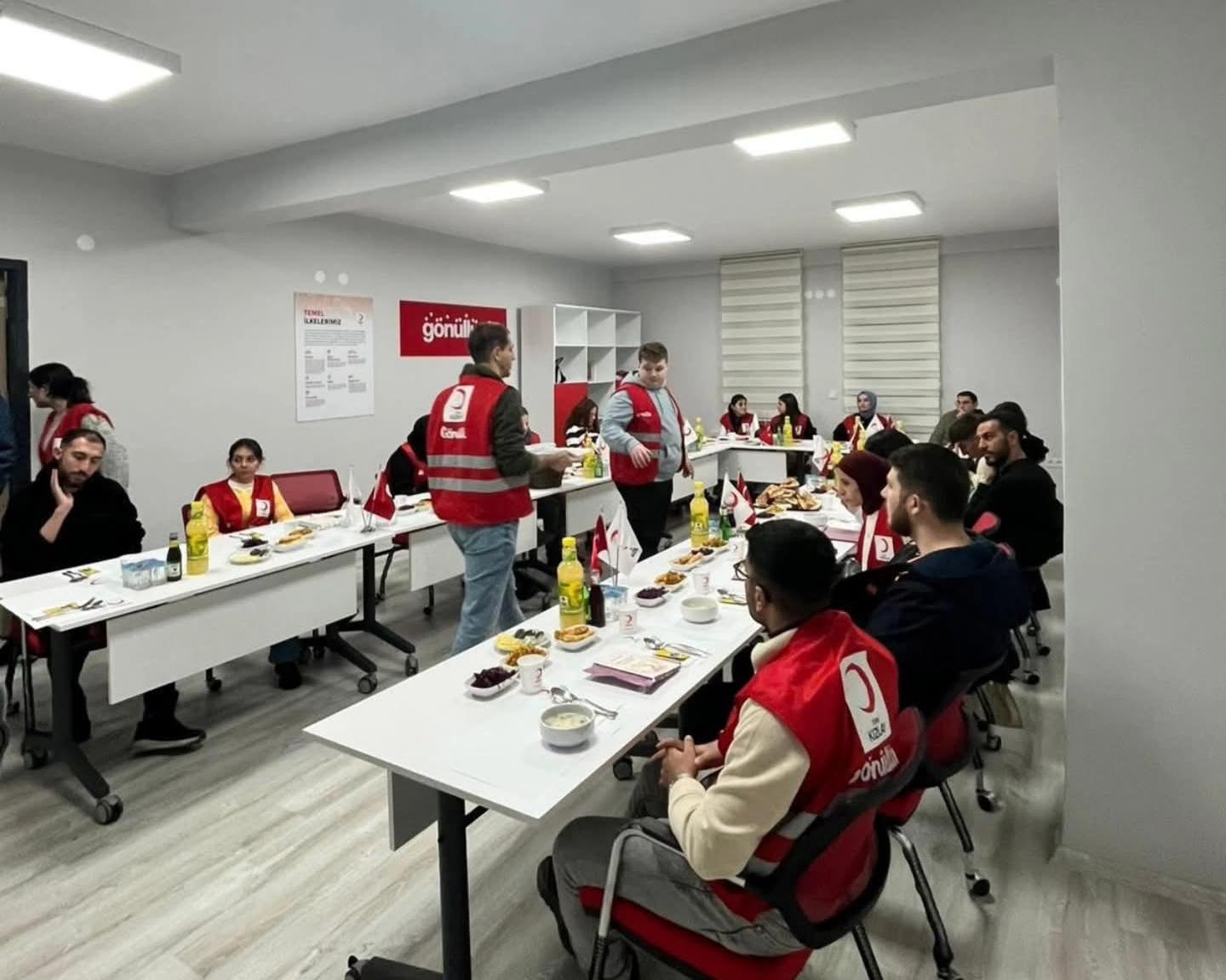 Kars’ta Üniversite Öğrencilerine “Anne Eli” Değen İftar Sofrası