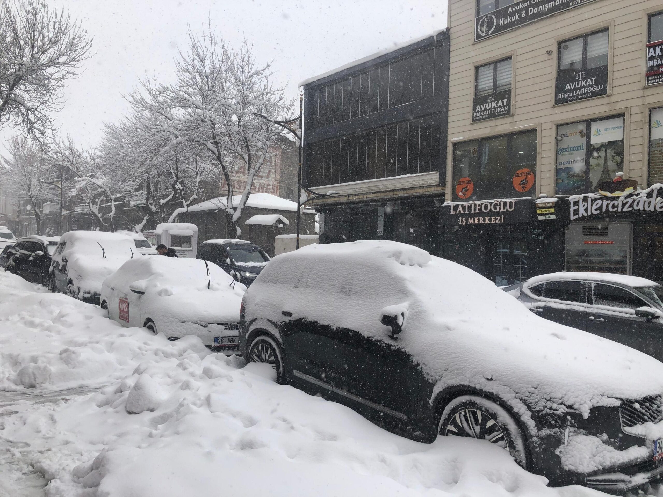 Kars’ta Yoğun Kar Hayatı Felç Etti: Kar Kalınlığı 40 Santimetreyi Aştı