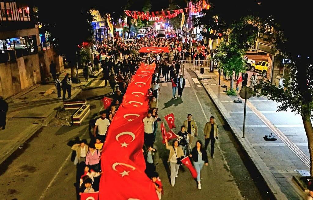 Kars’ta “Zaferin Adı Türkiye” Temalı Bayraklı Yürüyüşe Büyük Katılım