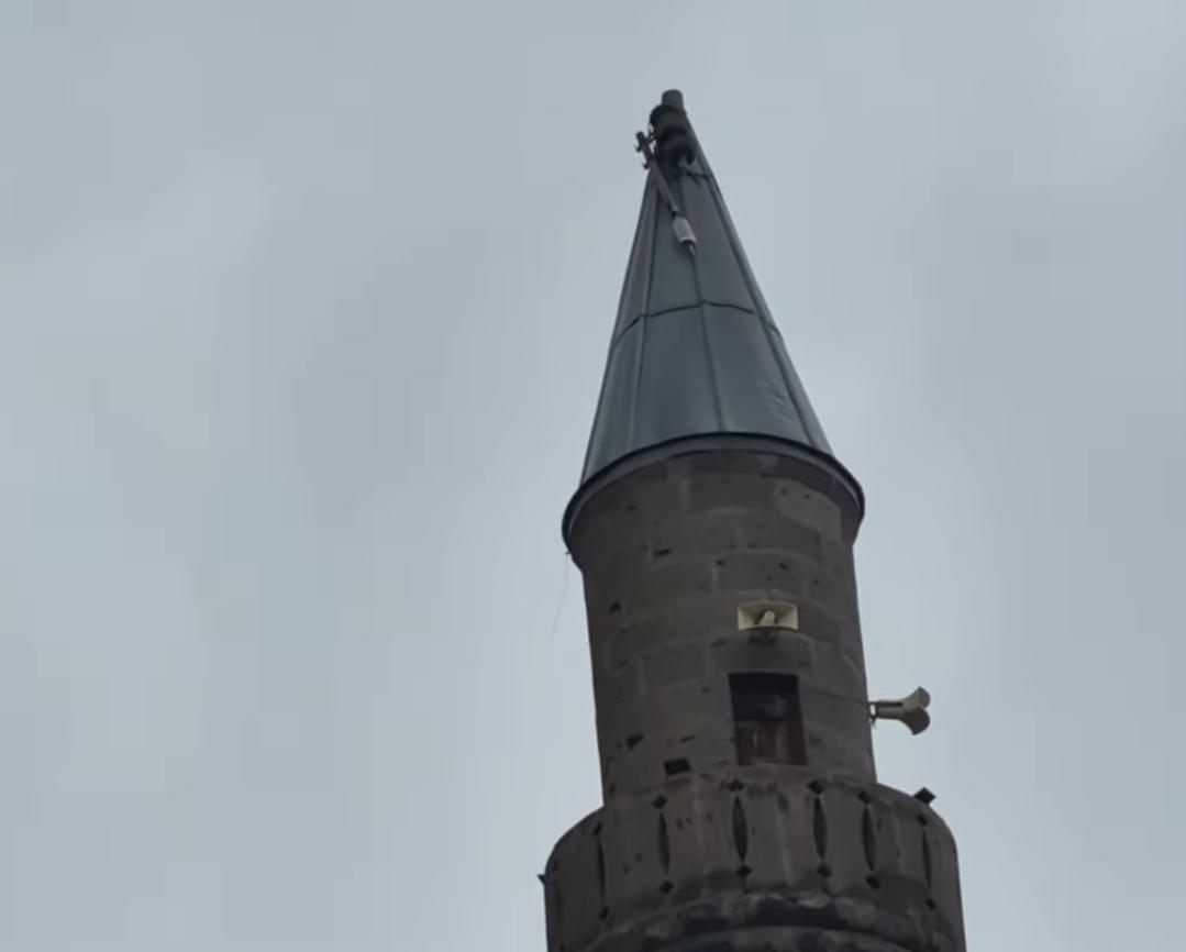 Kars’taki Tarihi Vaiz Oğlu Camisi’nin Alem’i Kırıldı: Vatandaşlar İlgilenilmesini İstiyor