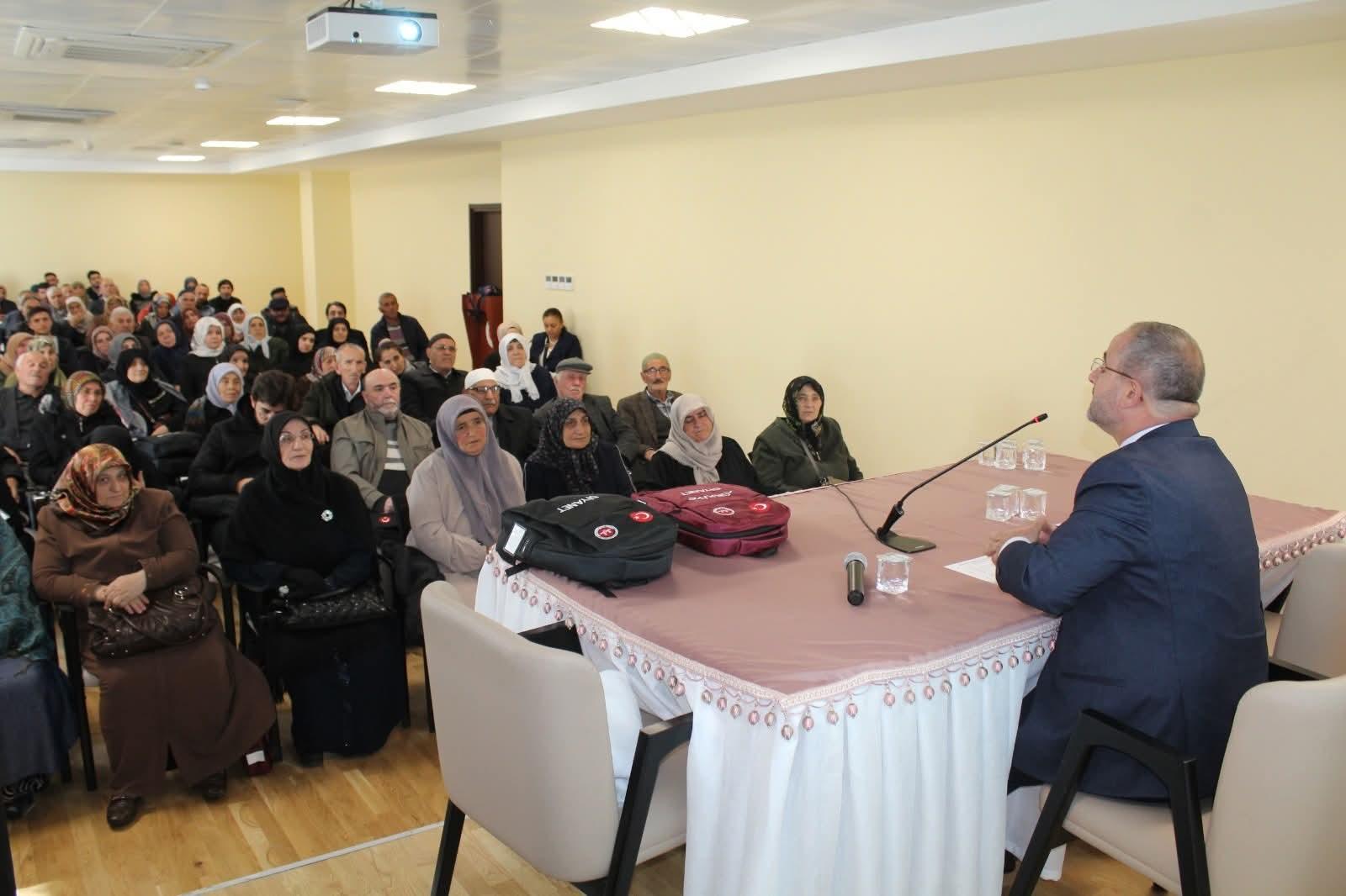 Kars’tan Direkt Uçuşlu Umre Yolcularına Bilgilendirme Semineri Düzenlendi
